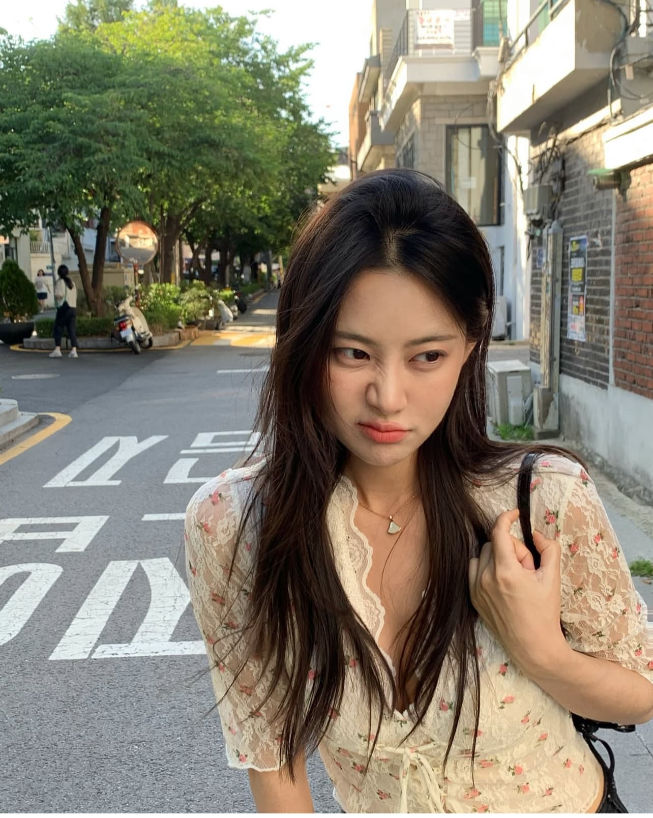 있음 선적 한국 ins 레이스 레이스 패치워크 V넥 꽃무늬 스트랩 중간 소매 맨위 상세 이미지 1