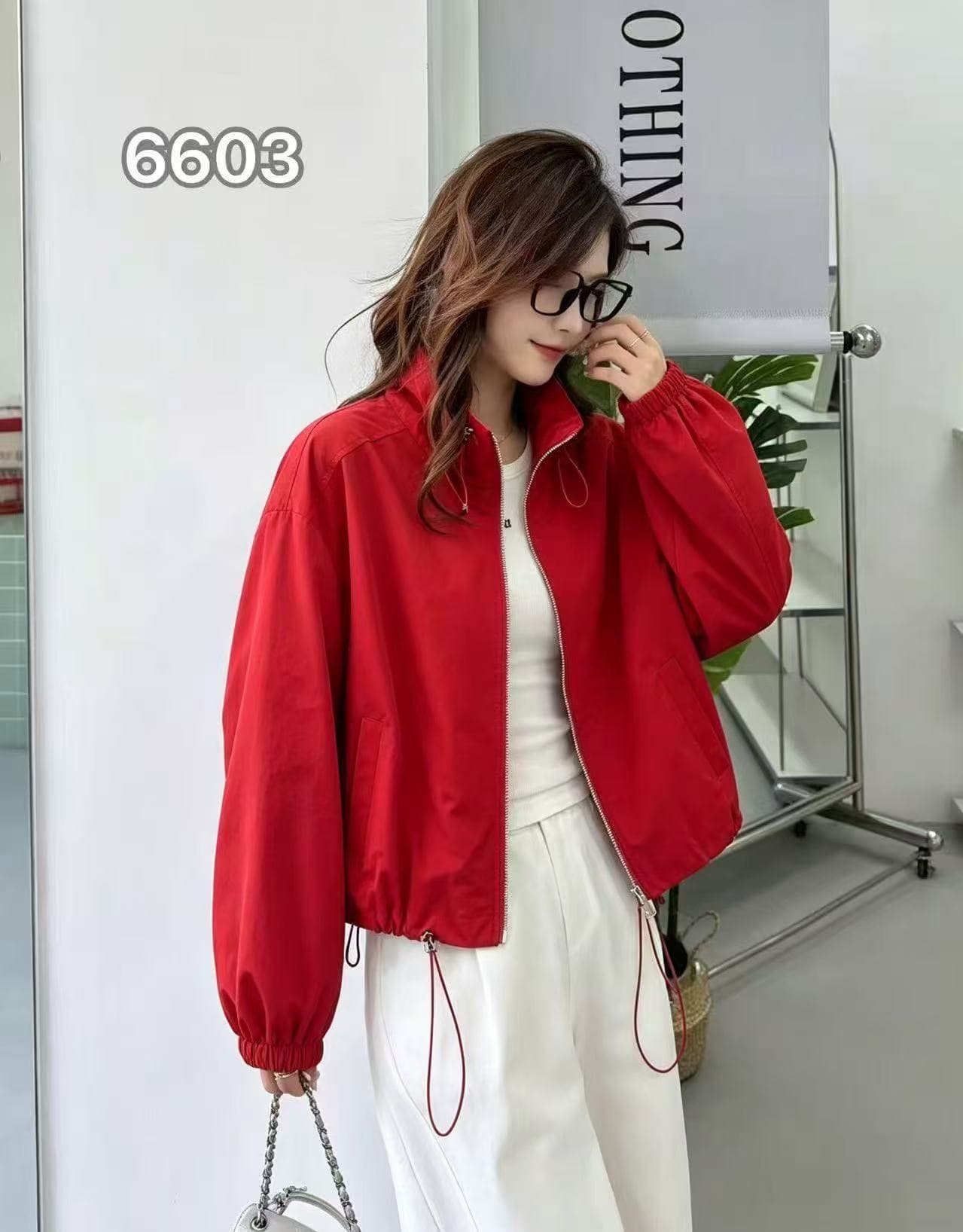 이른 가을 밝은 색상 쇼트 스타일 자켓 여성 스탠드 칼라 지퍼 펌프 로프 밑단 루즈핏 작은 키 캐주얼 재킷 상세 이미지 3