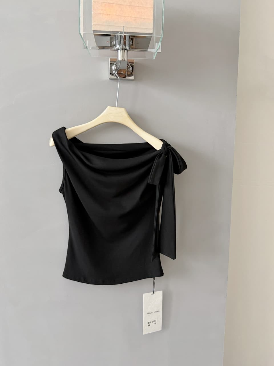 고유 한 아름다운 나비 매듭 스트랩 오프숄더 Chic 티셔츠 여성 여름 몸매 가꾸기 프랑스식 비스듬한 어깨 의류 상세 이미지 3