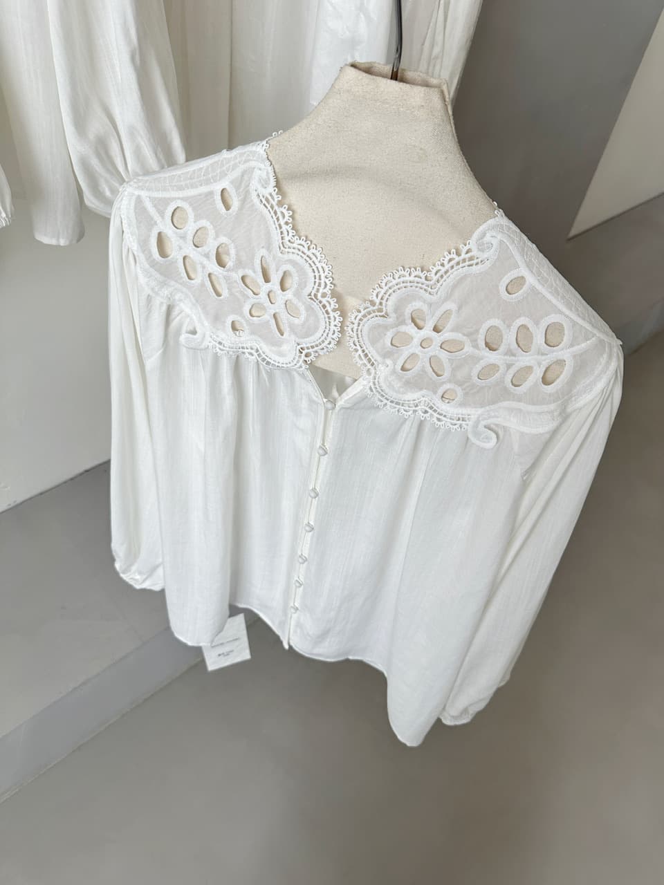 가을 켜기 새로운 어깨 싸움 홀로우 아웃 레이스 한 여성 라운드 버클 작은 셔츠 이미지 2