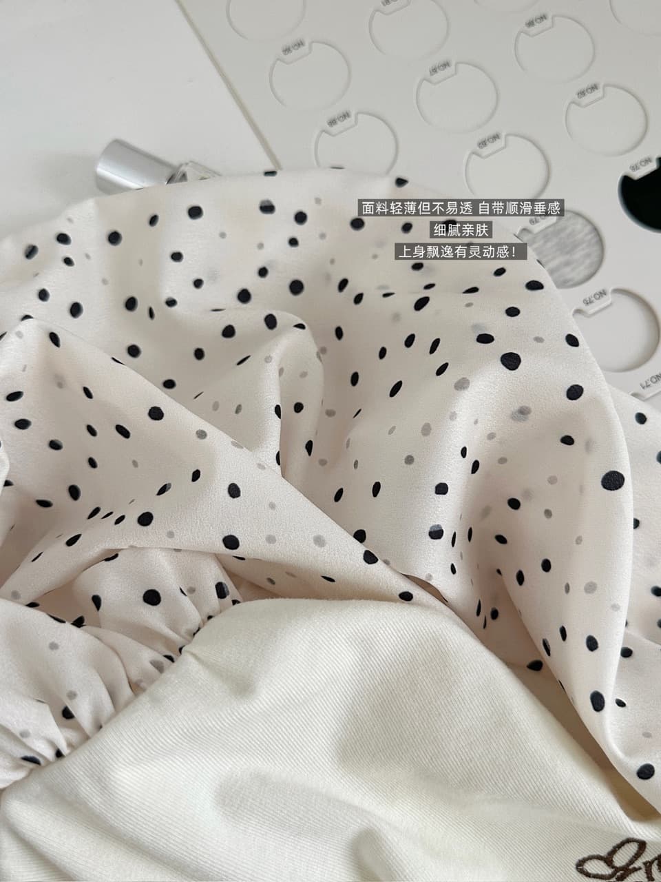 프랑스식 달콤한 핫걸 품격 오프숄더 도트 무늬 나비 매듭 긴팔 슬림해 보이는 허리 수축 맨위 여성 상세 이미지 3