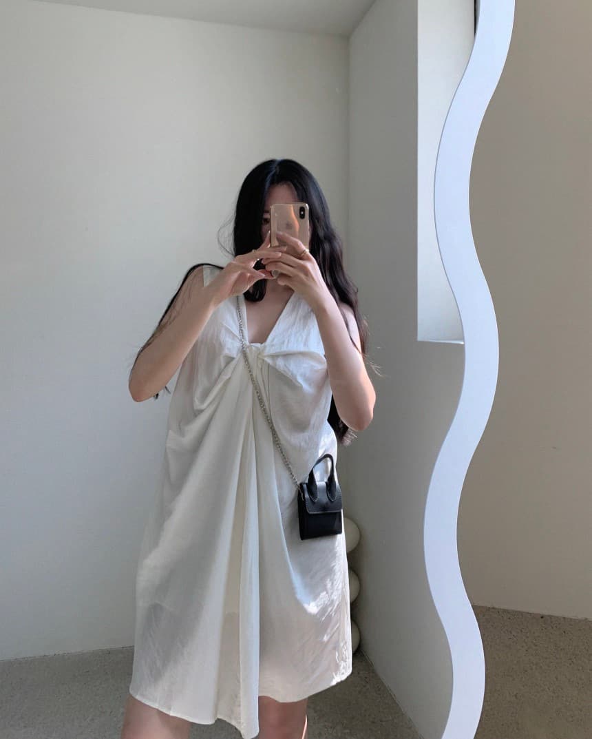 재고 있음 한국 스타일 루즈핏 슬림해 보이는 비틀림 V넥 풀오버 전후 둘 착용 조끼 원피스 상세 이미지 3
