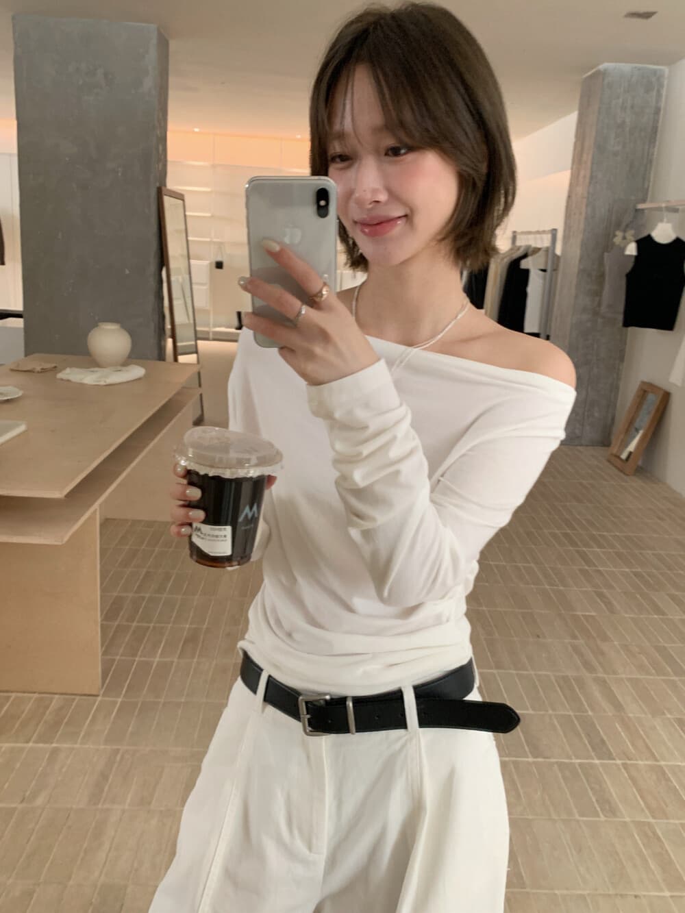 재고 있음 미니멀리즘 한 부서 품격 비스듬한 어깨 둘 착용 슬림해 보이는 긴팔 티셔츠 이미지 2