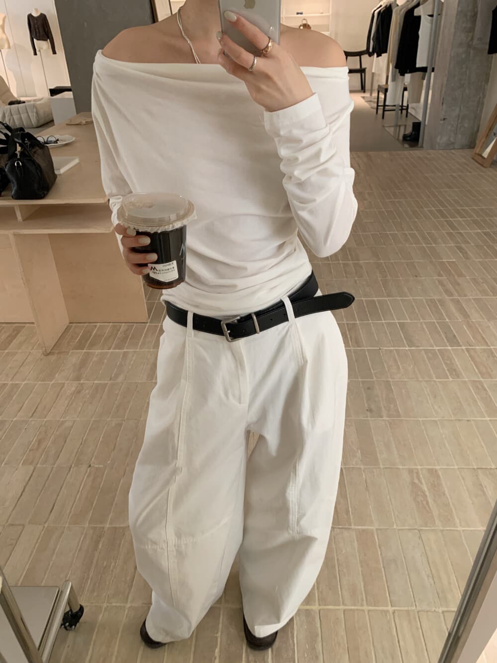 재고 있음 미니멀리즘 한 부서 품격 비스듬한 어깨 둘 착용 슬림해 보이는 긴팔 티셔츠 상세 이미지 2