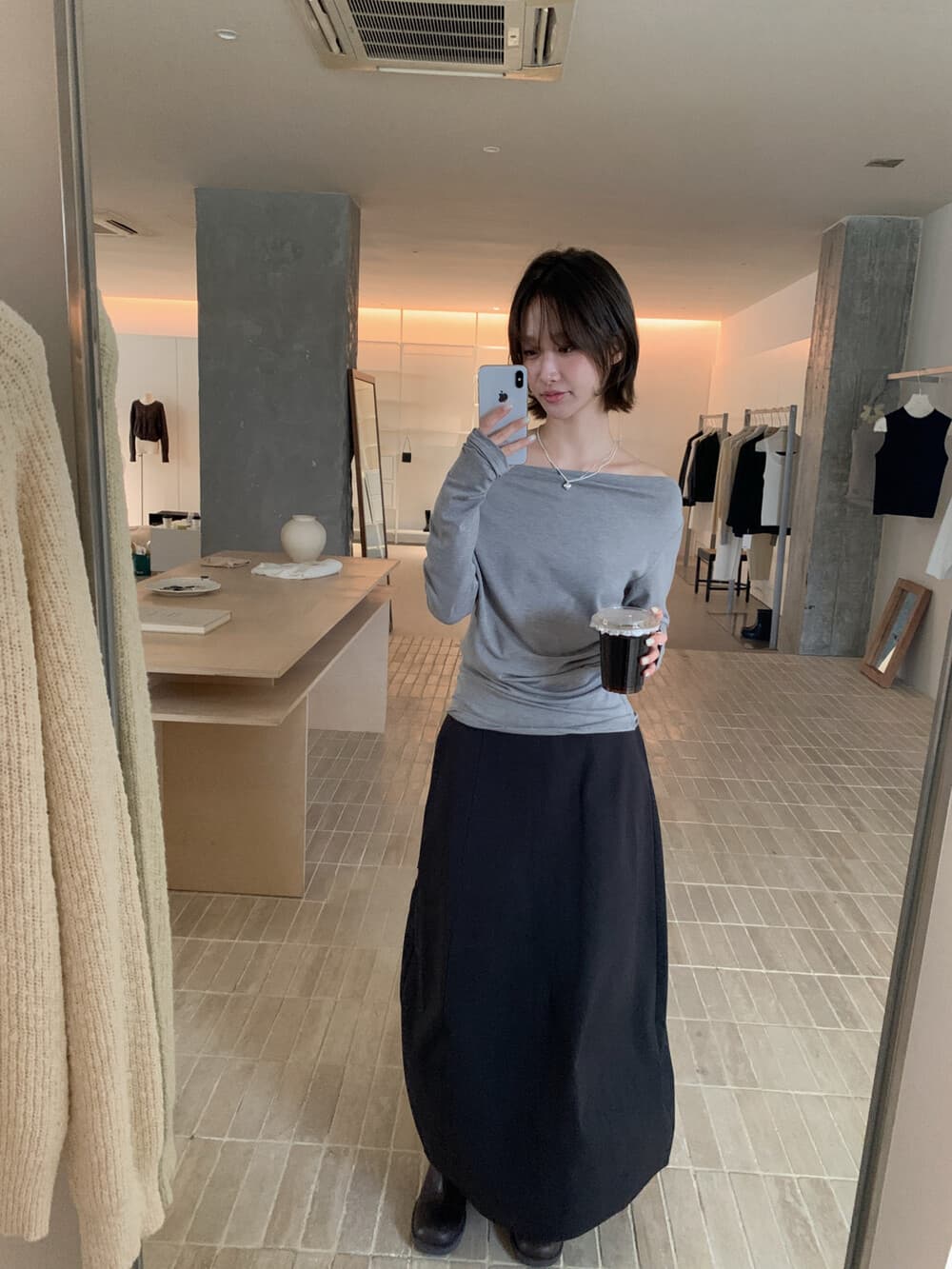 재고 있음 미니멀리즘 한 부서 품격 비스듬한 어깨 둘 착용 슬림해 보이는 긴팔 티셔츠 상세 이미지 4