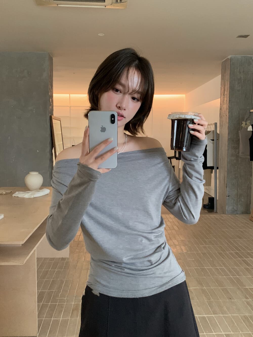 재고 있음 미니멀리즘 한 부서 품격 비스듬한 어깨 둘 착용 슬림해 보이는 긴팔 티셔츠 상세 이미지 5