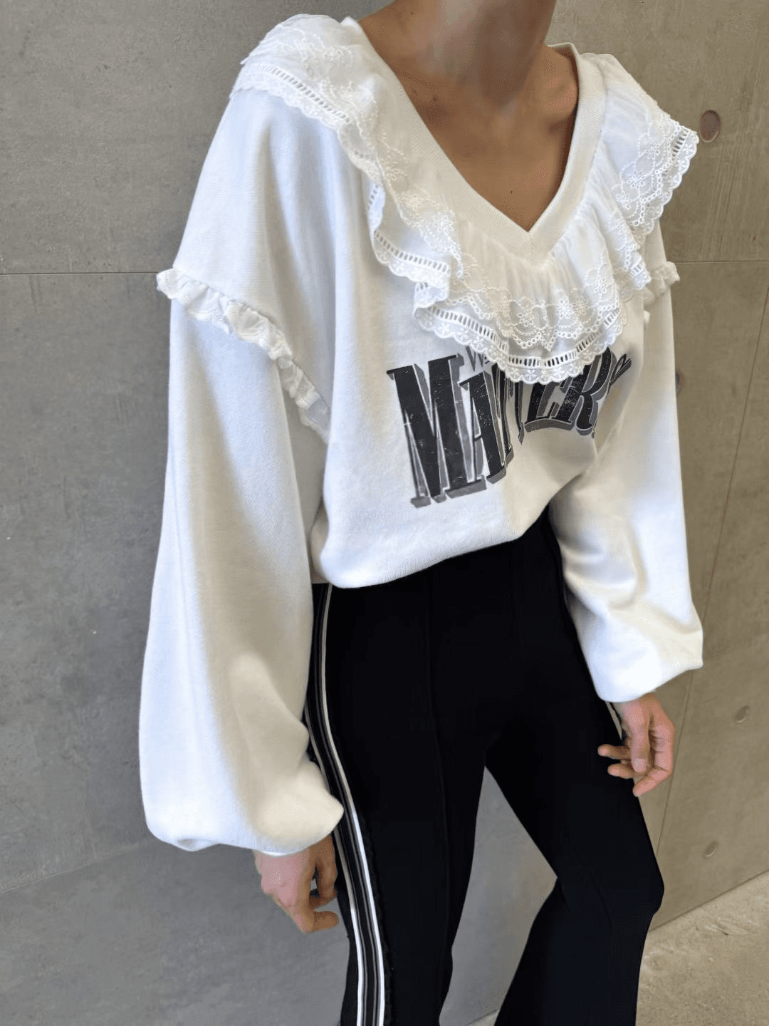 있음 물품 한국 ins 가을 섹션 패션 품격 다용도 레이스 조각 V넥 알파벳 프린트 후드티 상세 이미지 9