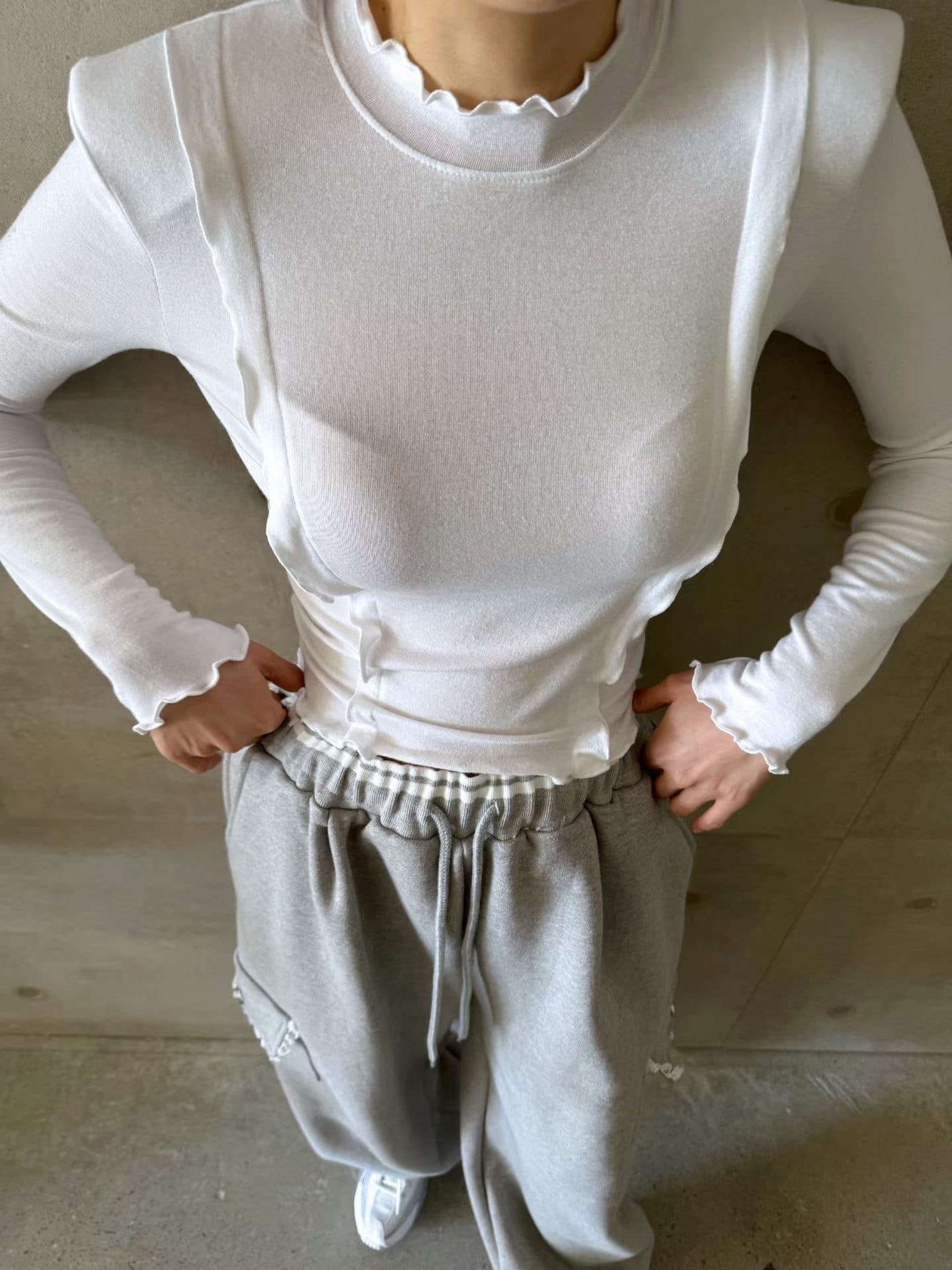 재고 있음 한국 동대문 봄 새로운 몸매 가꾸기 다용도 단색 프릴 긴팔 티셔츠 상세 이미지 9
