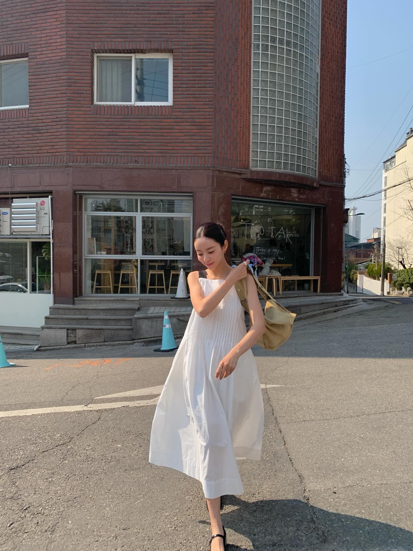 재고 있음 한국 ins 품격 다용도 배색 와이드 어깨끈 주름 디자인 드레스 상세 이미지 8