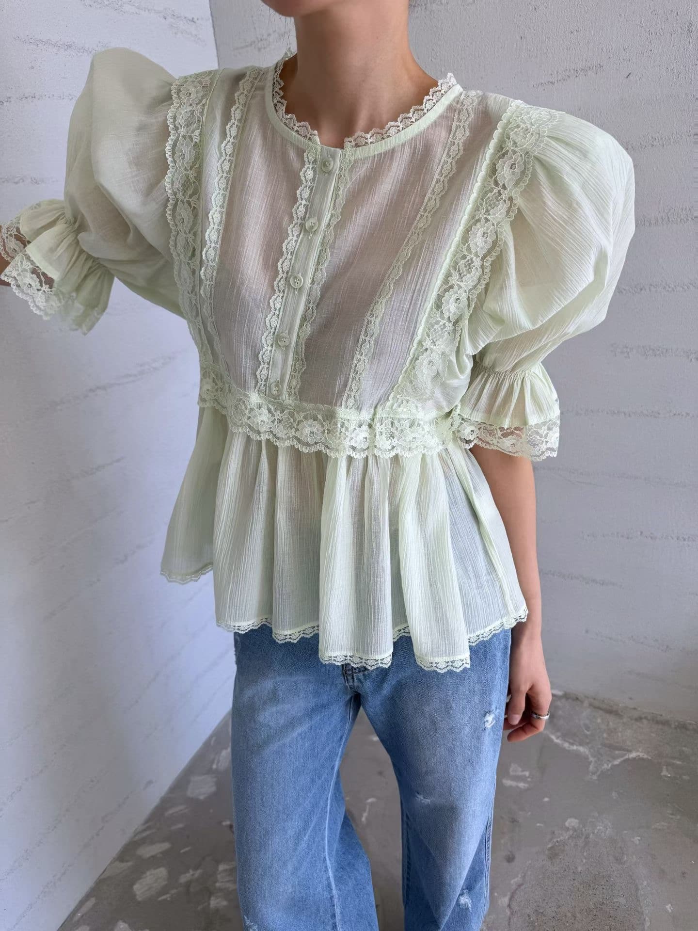 재고 있음 한국 동대문 봄 여름 섹션 외국 가스 다용도 레이스 조각 거품 소매 셔츠