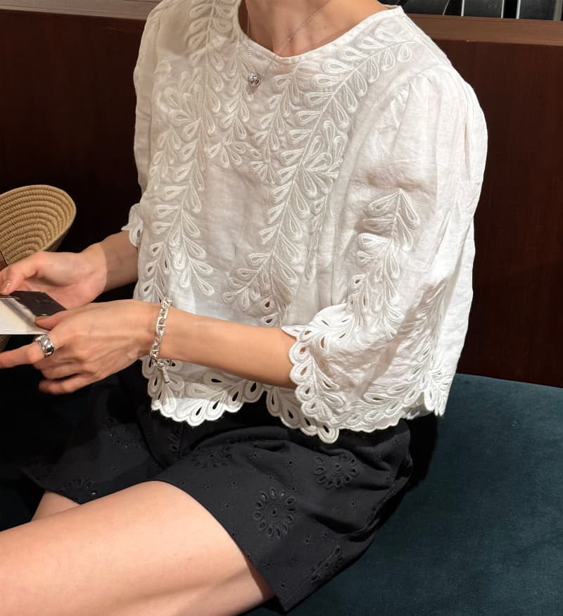 재고 있음 프랑스식 작은 대중 새로운 무거운 작업 홀로우 아웃 피닉스 꼬리 홀로우 아웃 자수 라운드 넥 불규칙 밑단 셔츠 이미지 3