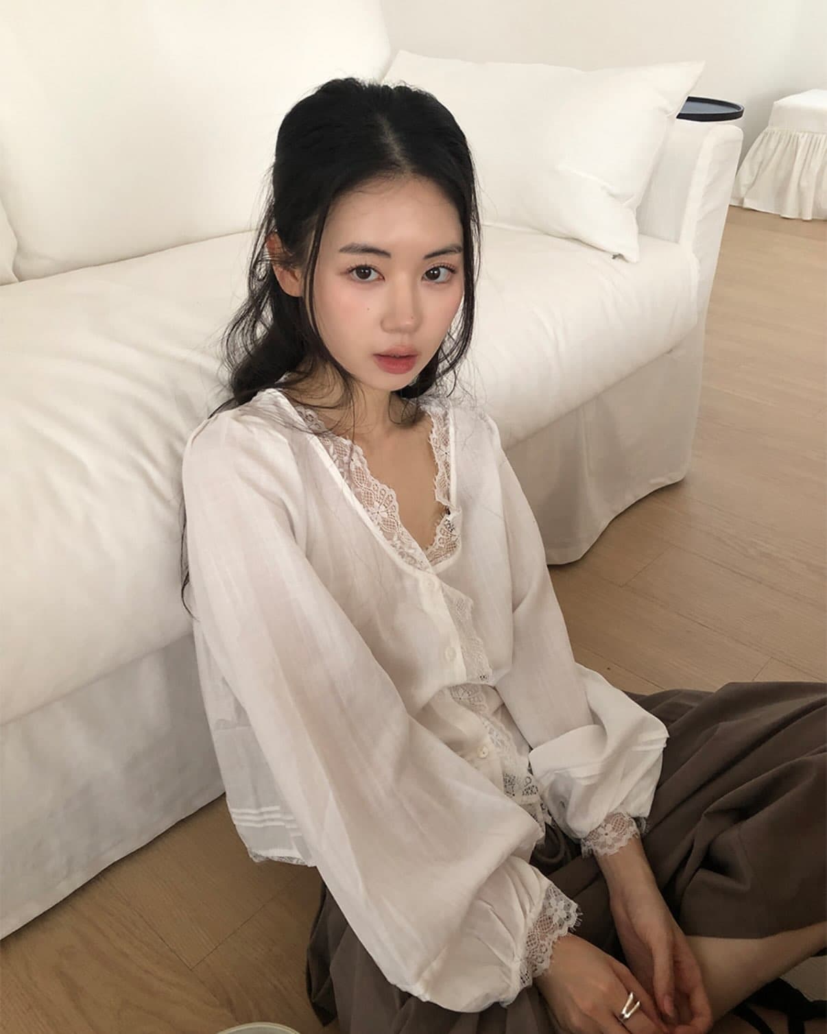 재고 있음 한국 ins 소녀 레이스 V 넥 셔츠 거품 소매 루즈핏 셔츠 이미지 2