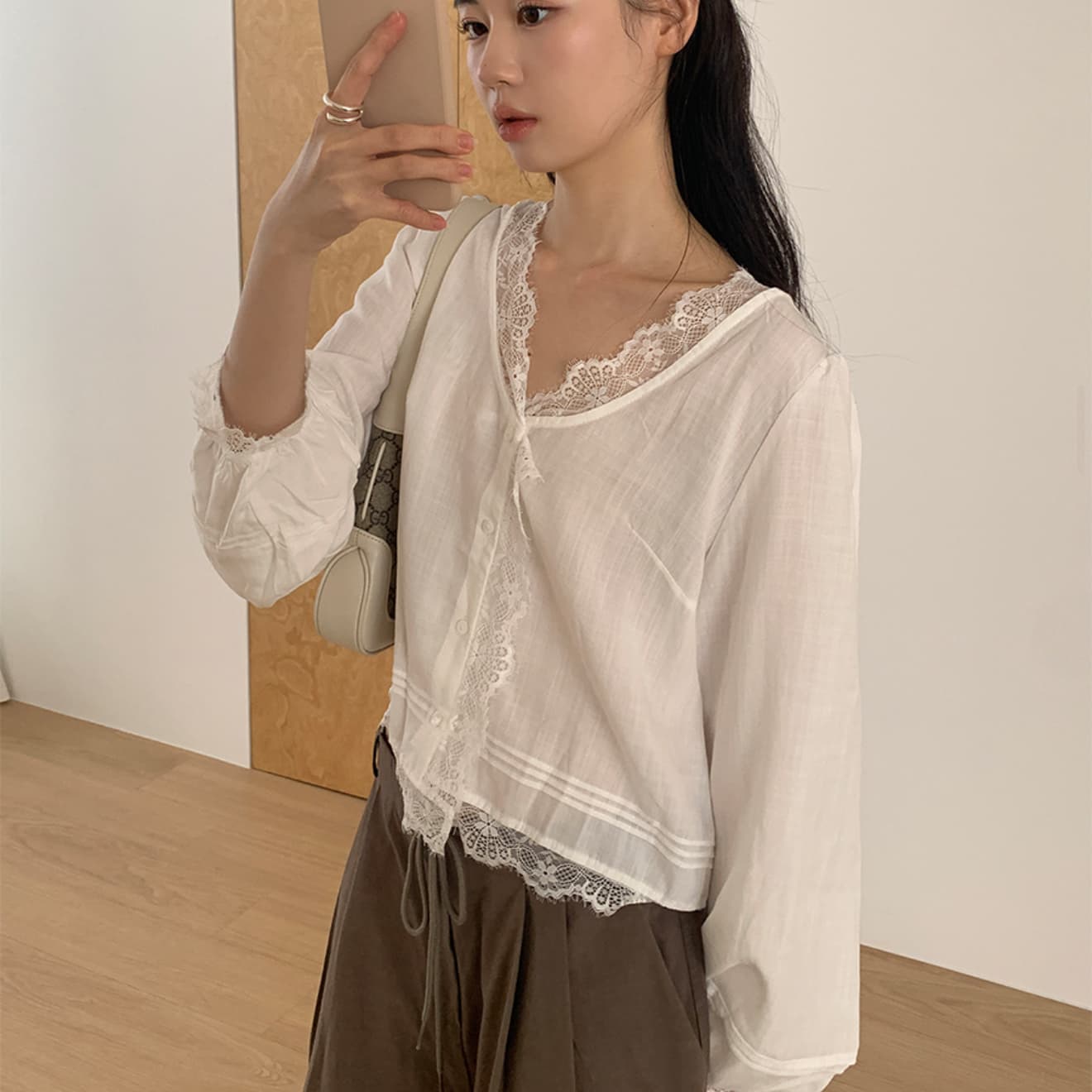 재고 있음 한국 ins 소녀 레이스 V 넥 셔츠 거품 소매 루즈핏 셔츠 이미지 3
