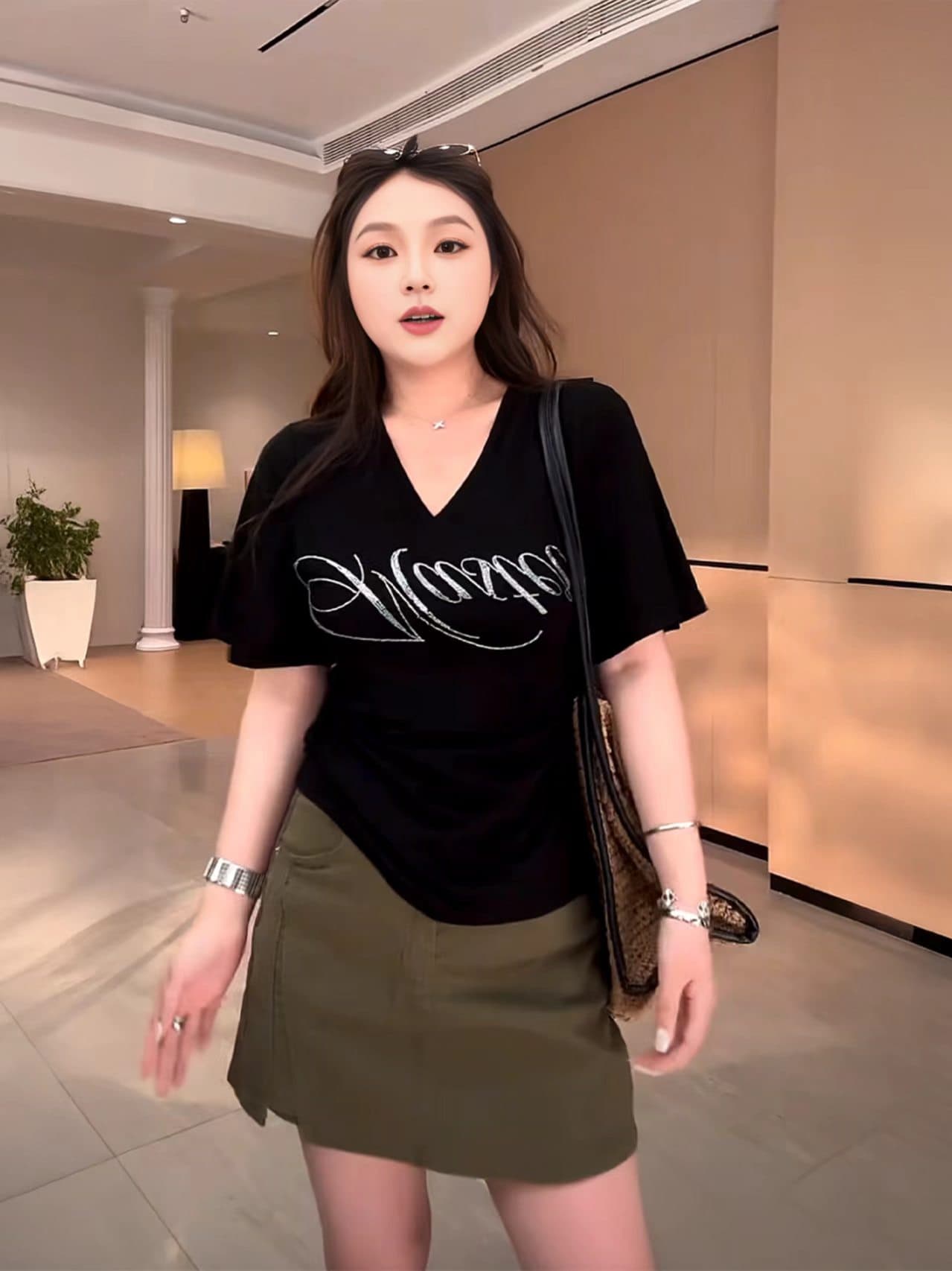 키키 이상한 빅 사이즈 여성 의류 여름 핫픽스 t 패션 V넥 슬림해 보이는 다용도 반팔 티셔츠 qq260311 상세 이미지 3