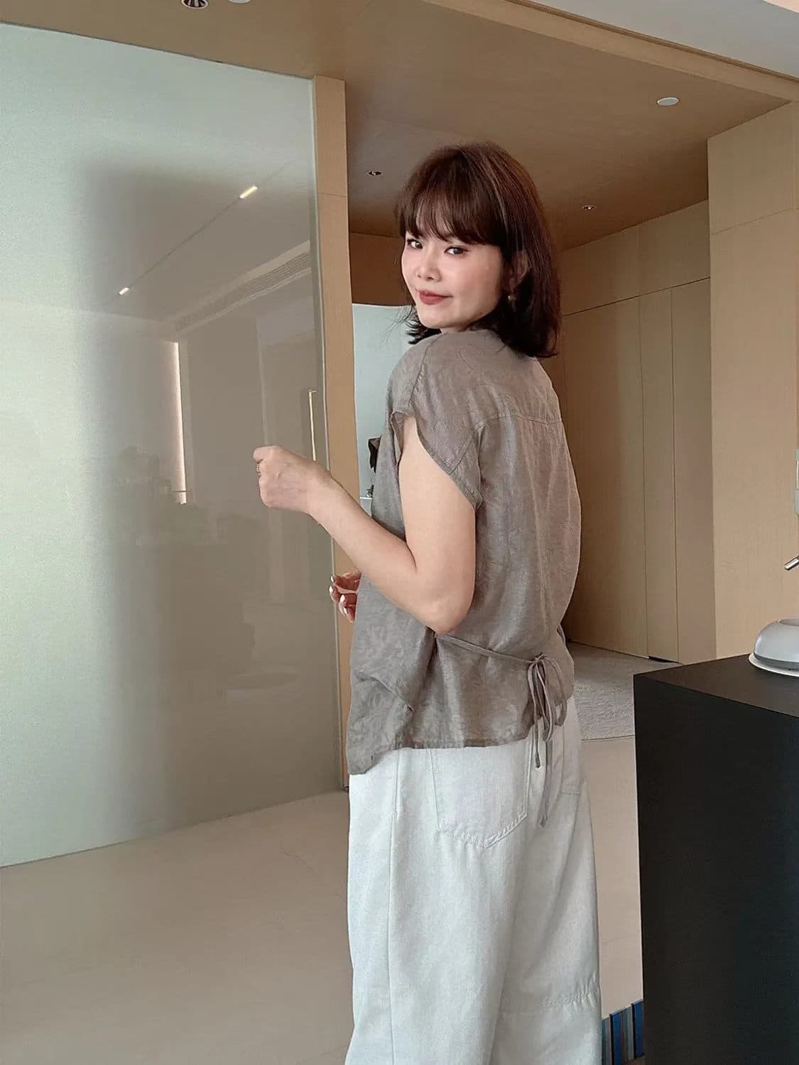 여름 V넥 핀치 Pleat 디자인 루즈핏 슬림해 보이는 반팔 셔츠 여자 맨위 이미지 3