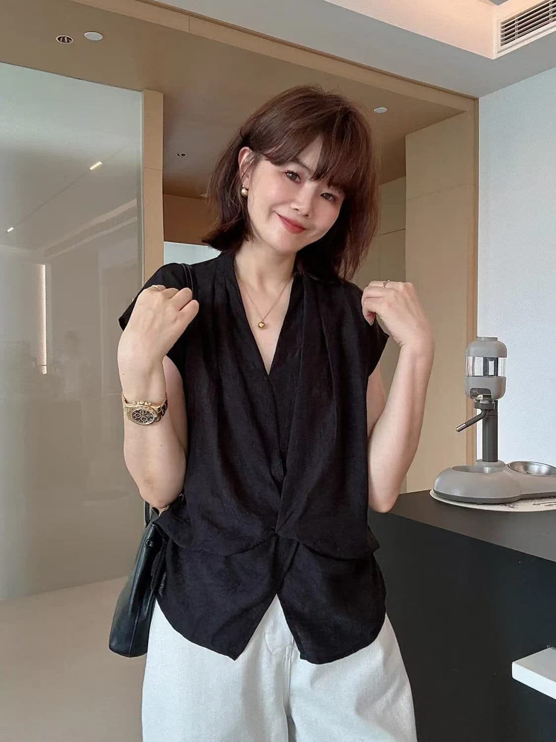 여름 V넥 핀치 Pleat 디자인 루즈핏 슬림해 보이는 반팔 셔츠 여자 맨위 이미지 2