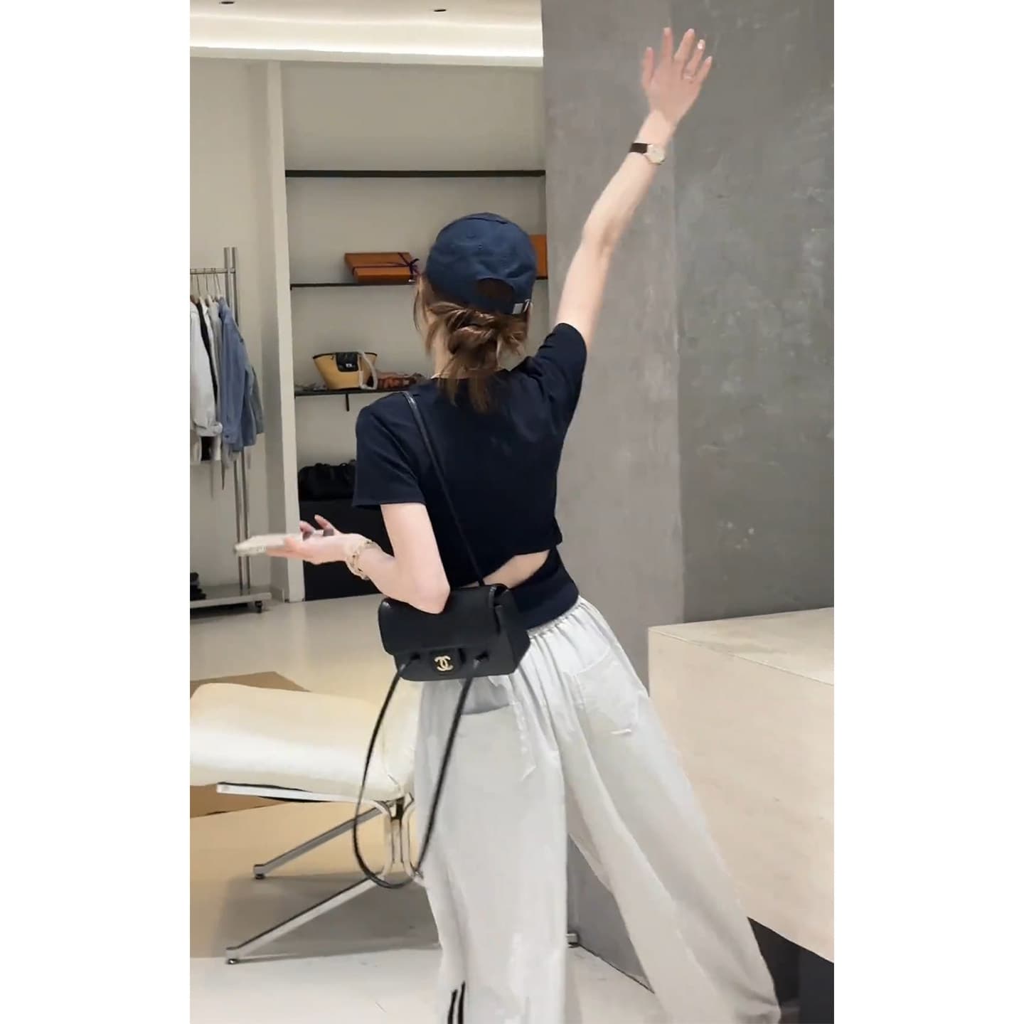 검정색 라운드 넥 긍정적 인 어깨 반팔 티셔츠 여성 2026 여름 새로운 몸매 가꾸기 슬림해 보이는 미니멀리즘 기초 섹션 다용도 맨위 이미지 2