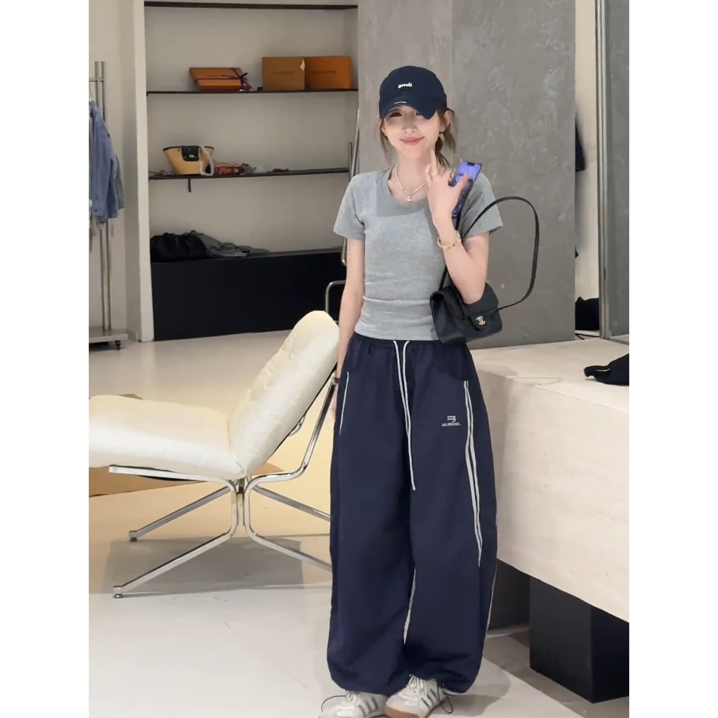 검정색 라운드 넥 긍정적 인 어깨 반팔 티셔츠 여성 2026 여름 새로운 몸매 가꾸기 슬림해 보이는 미니멀리즘 기초 섹션 다용도 맨위 이미지 5