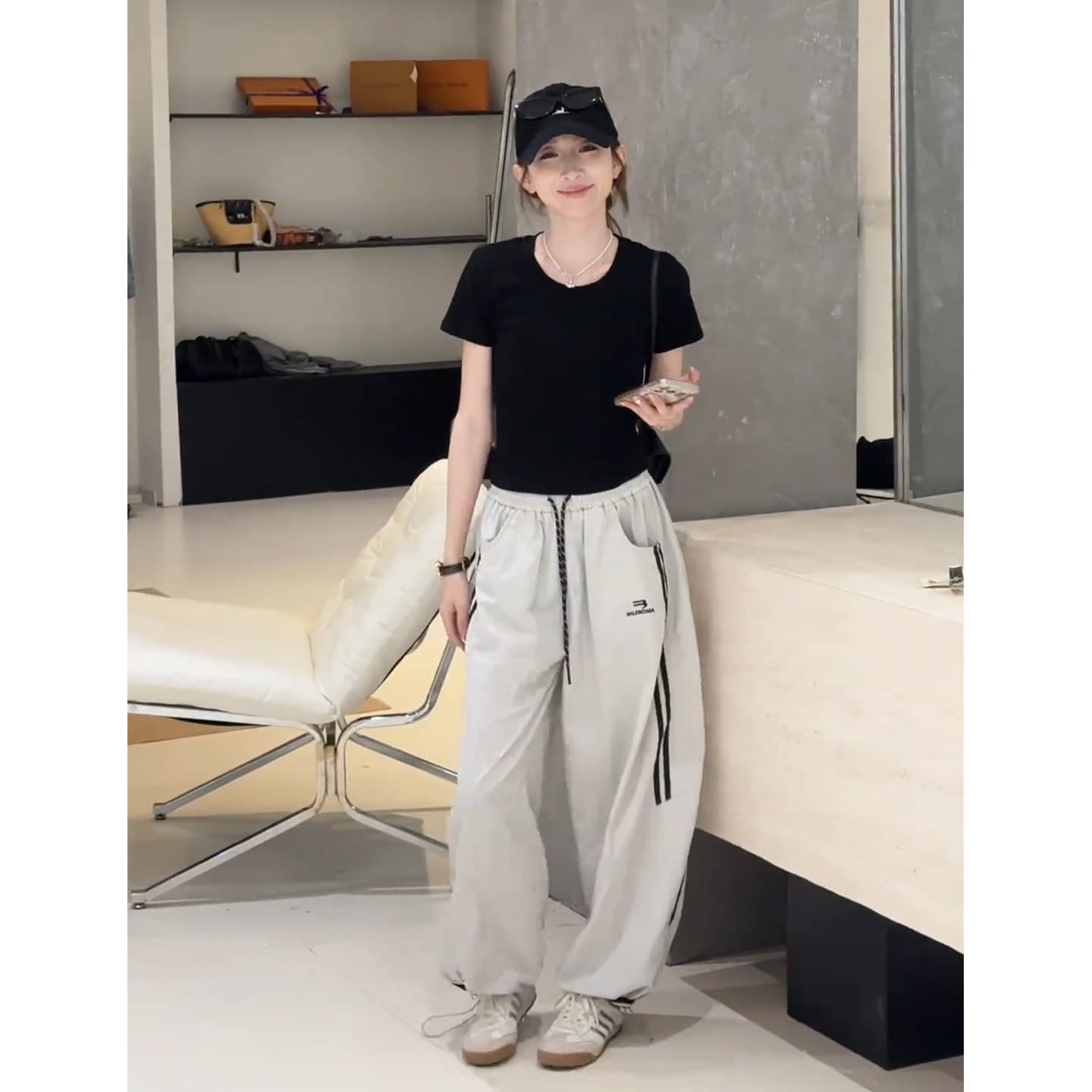 검정색 라운드 넥 긍정적 인 어깨 반팔 티셔츠 여성 2026 여름 새로운 몸매 가꾸기 슬림해 보이는 미니멀리즘 기초 섹션 다용도 맨위 이미지 3