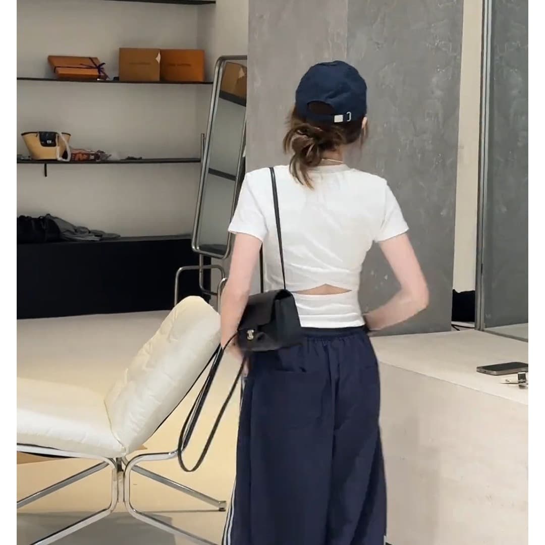 검정색 라운드 넥 긍정적 인 어깨 반팔 티셔츠 여성 2026 여름 새로운 몸매 가꾸기 슬림해 보이는 미니멀리즘 기초 섹션 다용도 맨위 이미지 6