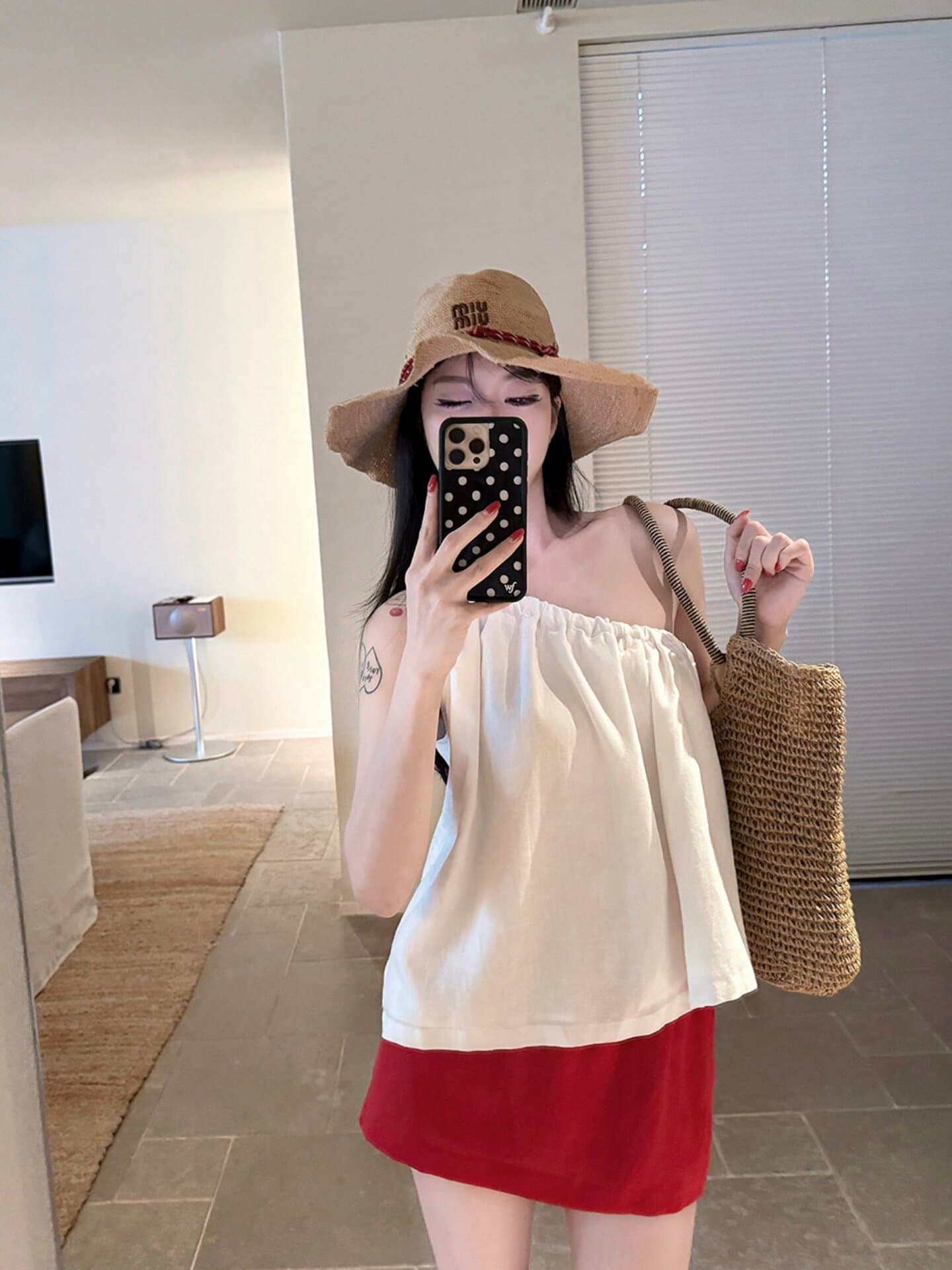 프랑스식 비스듬한 어깨 디자인 센스 캐미솔 여름 외출용 루즈핏 느긋한 캐주얼 품격 핫걸 민소매 맨위