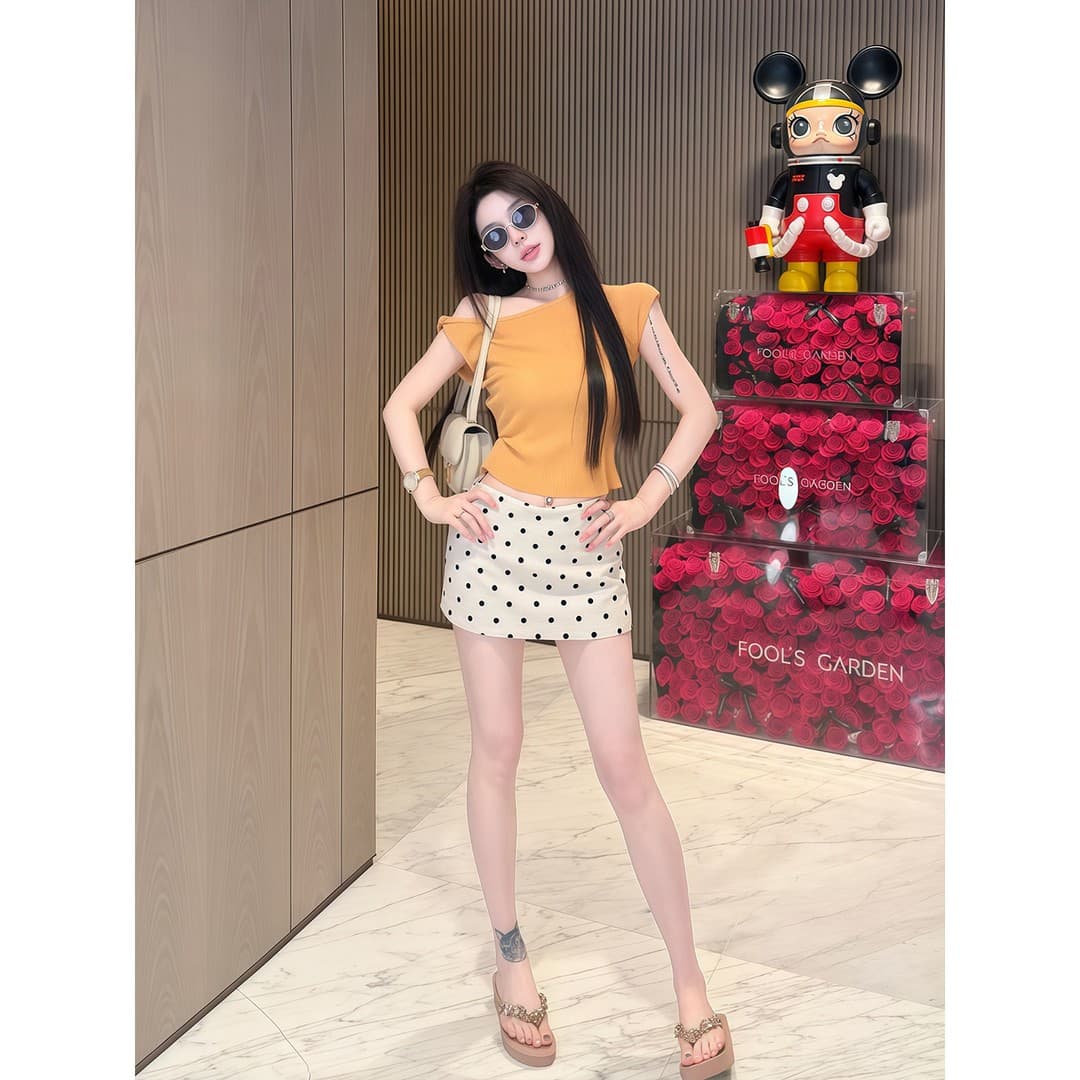 한 부서 비스듬한 어깨 오프숄더 반팔 티셔츠 여성 여름 새로운 몸매 가꾸기 슬림해 보이는 비틀림 디자인 센스 고유 한 Chic 맨위 이미지 6