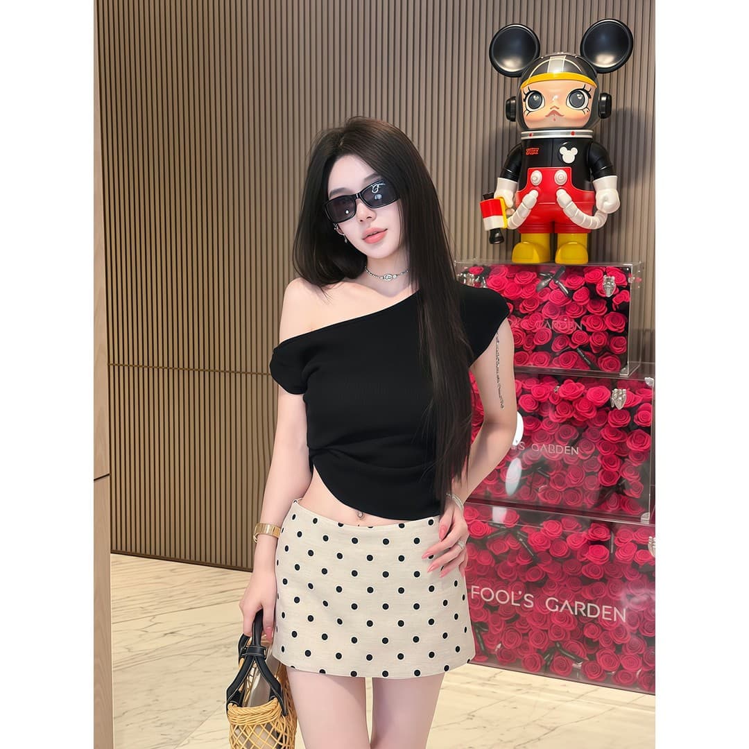 한 부서 비스듬한 어깨 오프숄더 반팔 티셔츠 여성 여름 새로운 몸매 가꾸기 슬림해 보이는 비틀림 디자인 센스 고유 한 Chic 맨위 이미지 4