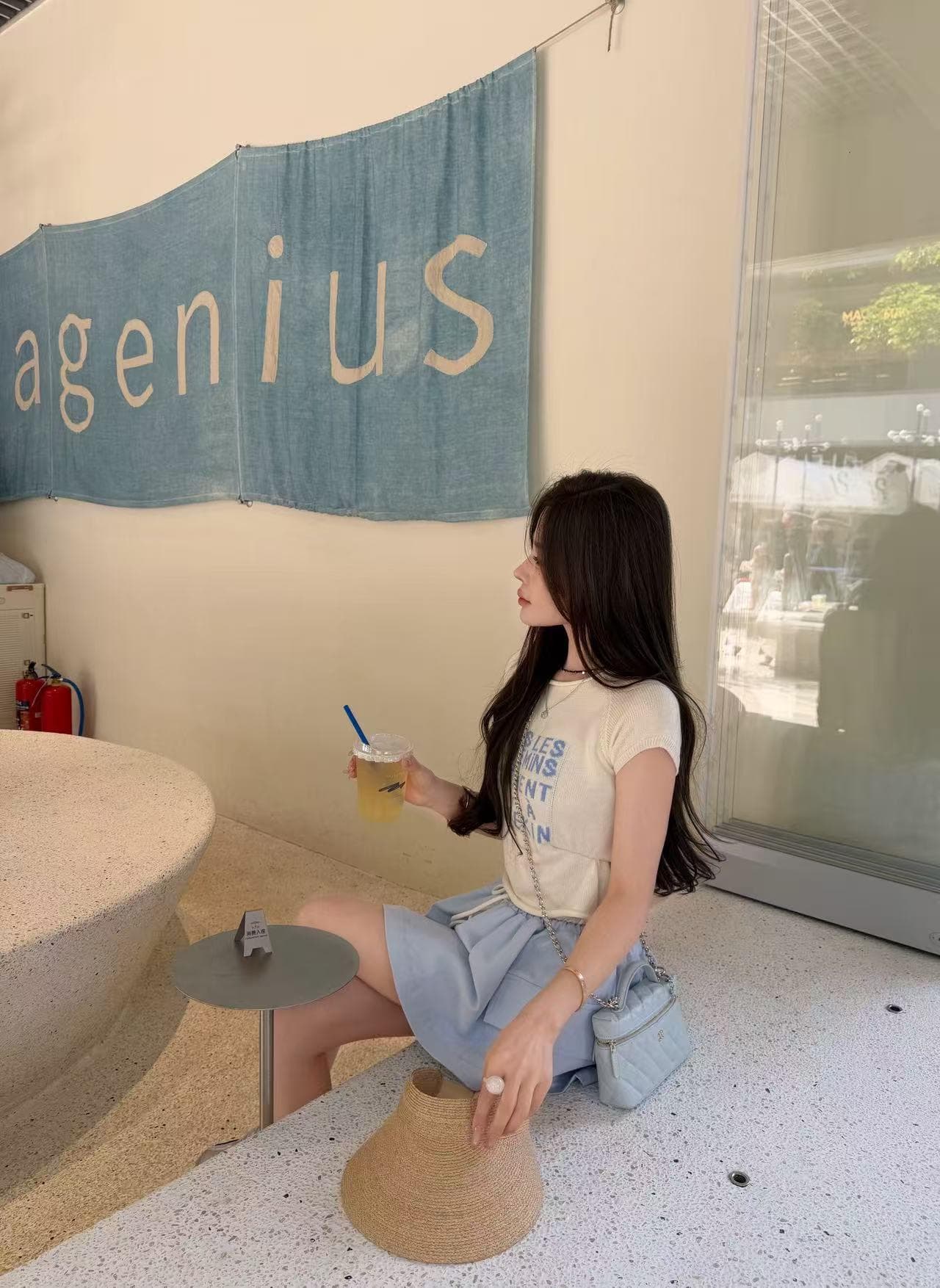한여름 달콤한 꿈 화이트 싸움 파란색 알파벳 니트 반팔 파란색 명중 화이트 허리 머리 우산 치마 이미지 3