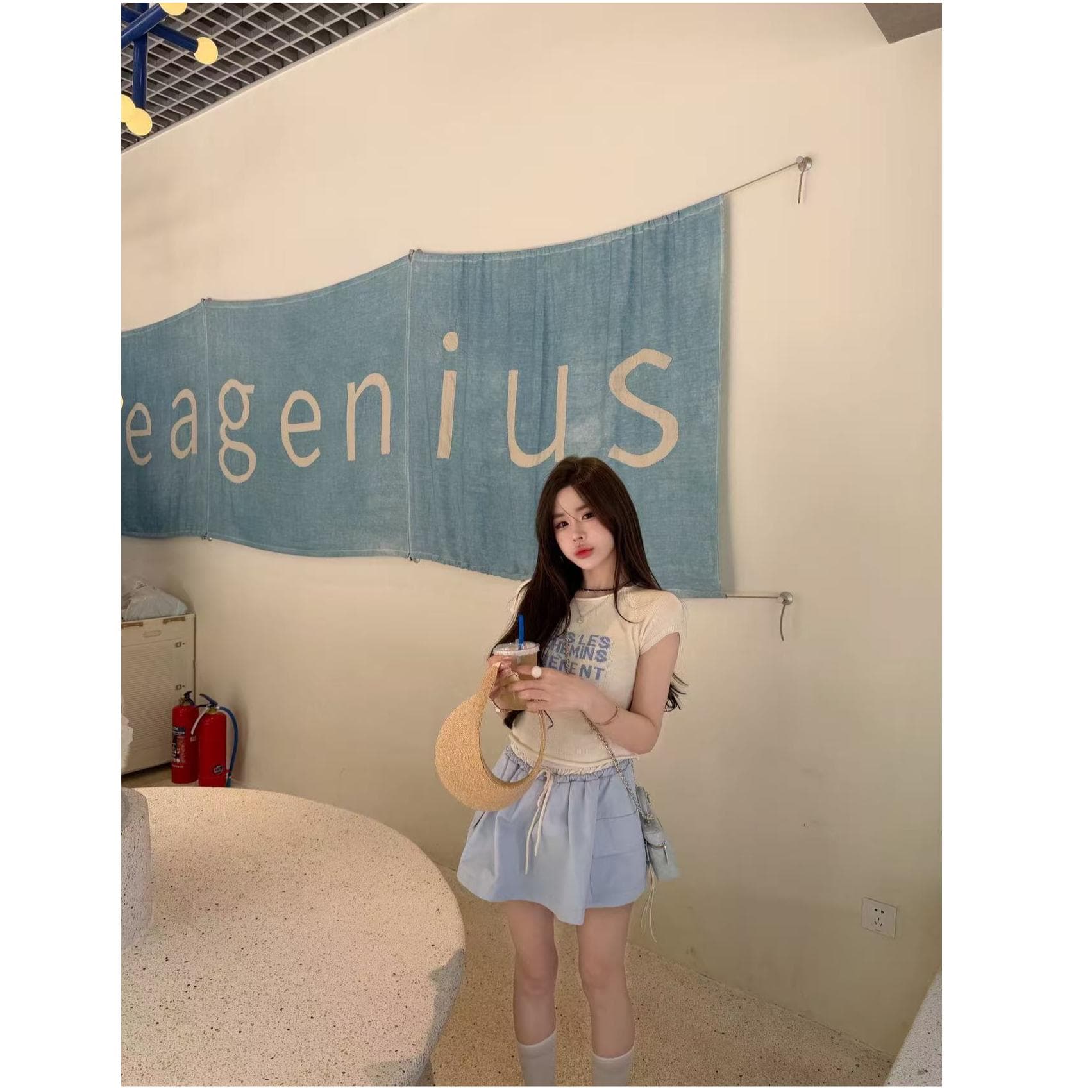 한여름 달콤한 꿈 화이트 싸움 파란색 알파벳 니트 반팔 파란색 명중 화이트 허리 머리 우산 치마 상세 이미지 1