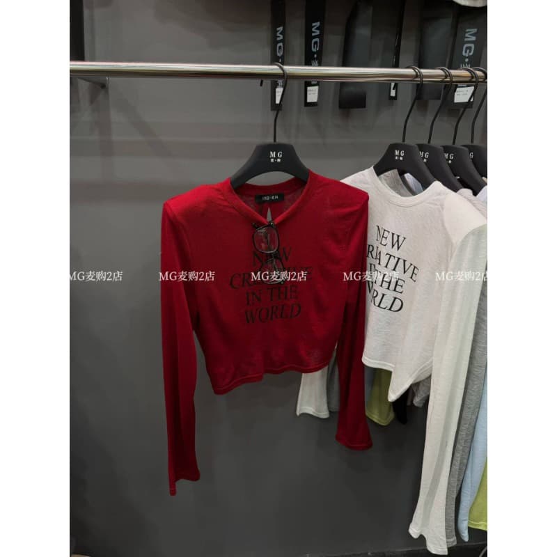 mg 밀 구매 새로운 디자인 센스 백리스 쇼트 스타일 알파벳 프린트 티셔츠 여성 루즈핏 슬림해 보이는 어깨 패드 자외선 차단 맨위 트렌디