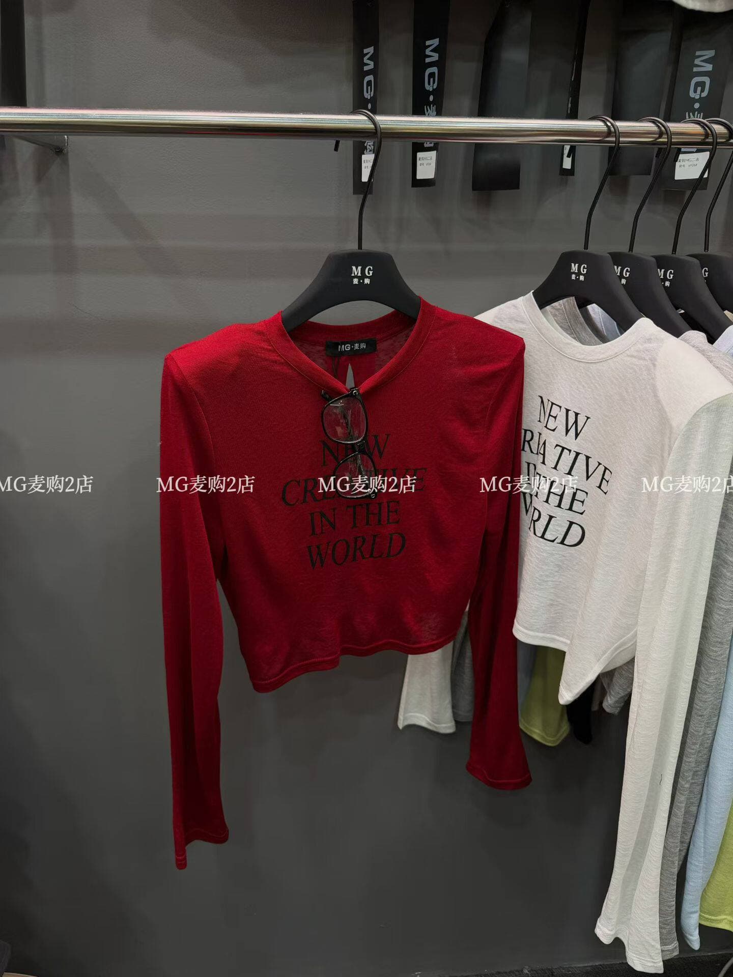mg 밀 구매 새로운 디자인 센스 백리스 쇼트 스타일 알파벳 프린트 티셔츠 여성 루즈핏 슬림해 보이는 어깨 패드 자외선 차단 맨위 트렌디 상세 이미지 10