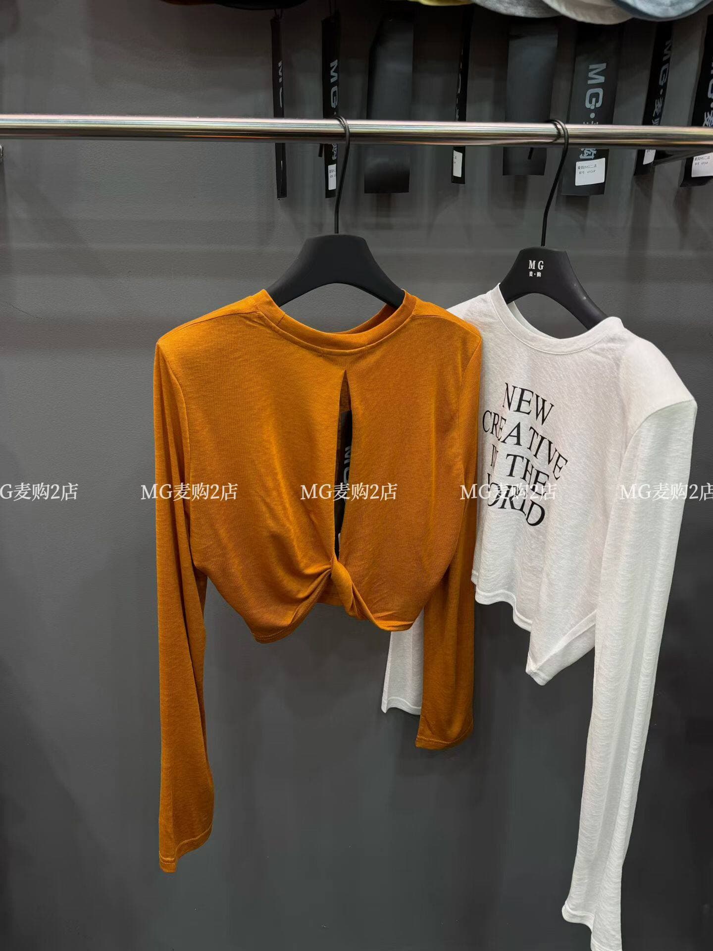 mg 밀 구매 새로운 디자인 센스 백리스 쇼트 스타일 알파벳 프린트 티셔츠 여성 루즈핏 슬림해 보이는 어깨 패드 자외선 차단 맨위 트렌디 상세 이미지 13