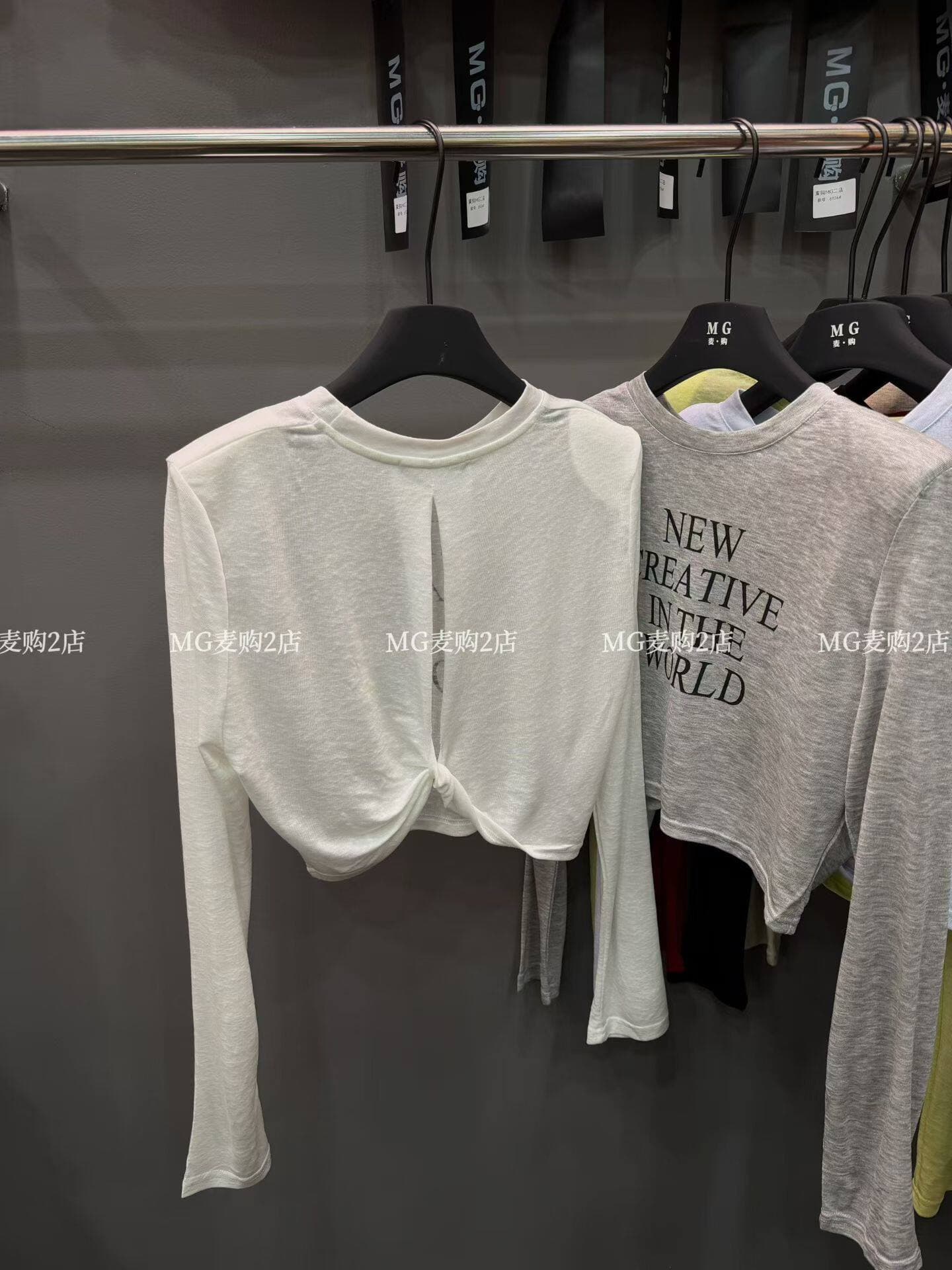 mg 밀 구매 새로운 디자인 센스 백리스 쇼트 스타일 알파벳 프린트 티셔츠 여성 루즈핏 슬림해 보이는 어깨 패드 자외선 차단 맨위 트렌디 상세 이미지 16