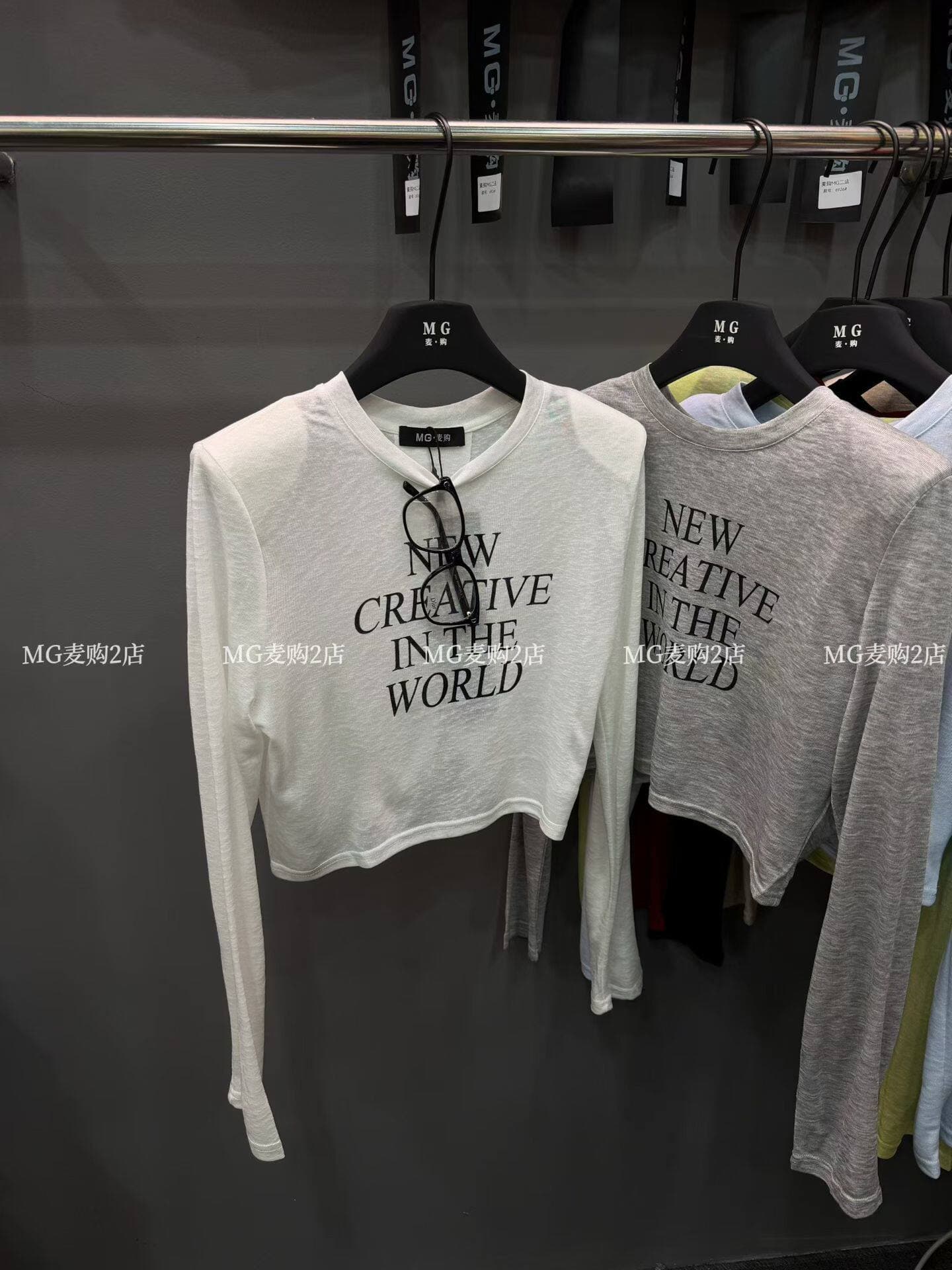 mg 밀 구매 새로운 디자인 센스 백리스 쇼트 스타일 알파벳 프린트 티셔츠 여성 루즈핏 슬림해 보이는 어깨 패드 자외선 차단 맨위 트렌디 상세 이미지 17