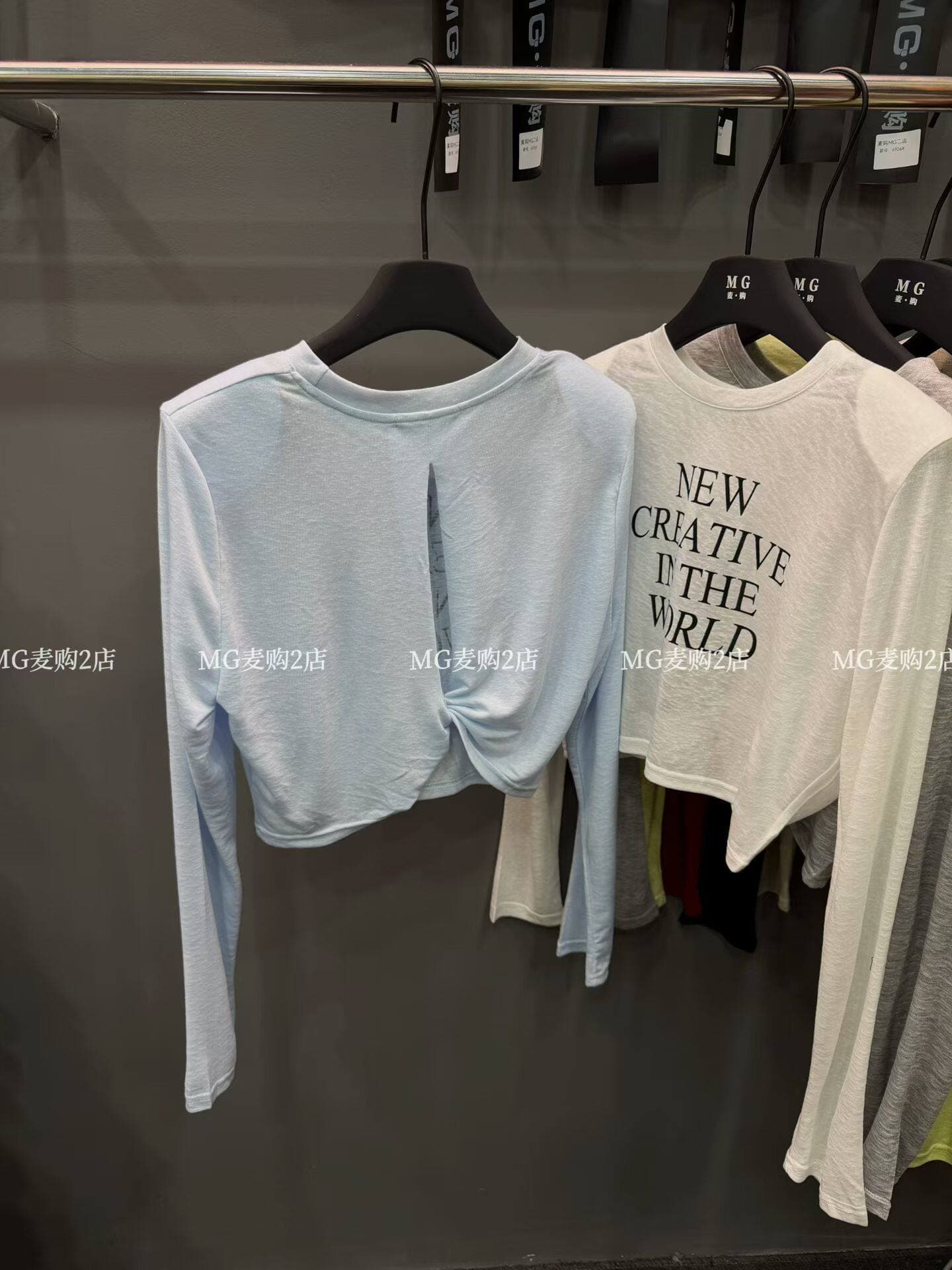 mg 밀 구매 새로운 디자인 센스 백리스 쇼트 스타일 알파벳 프린트 티셔츠 여성 루즈핏 슬림해 보이는 어깨 패드 자외선 차단 맨위 트렌디 상세 이미지 20
