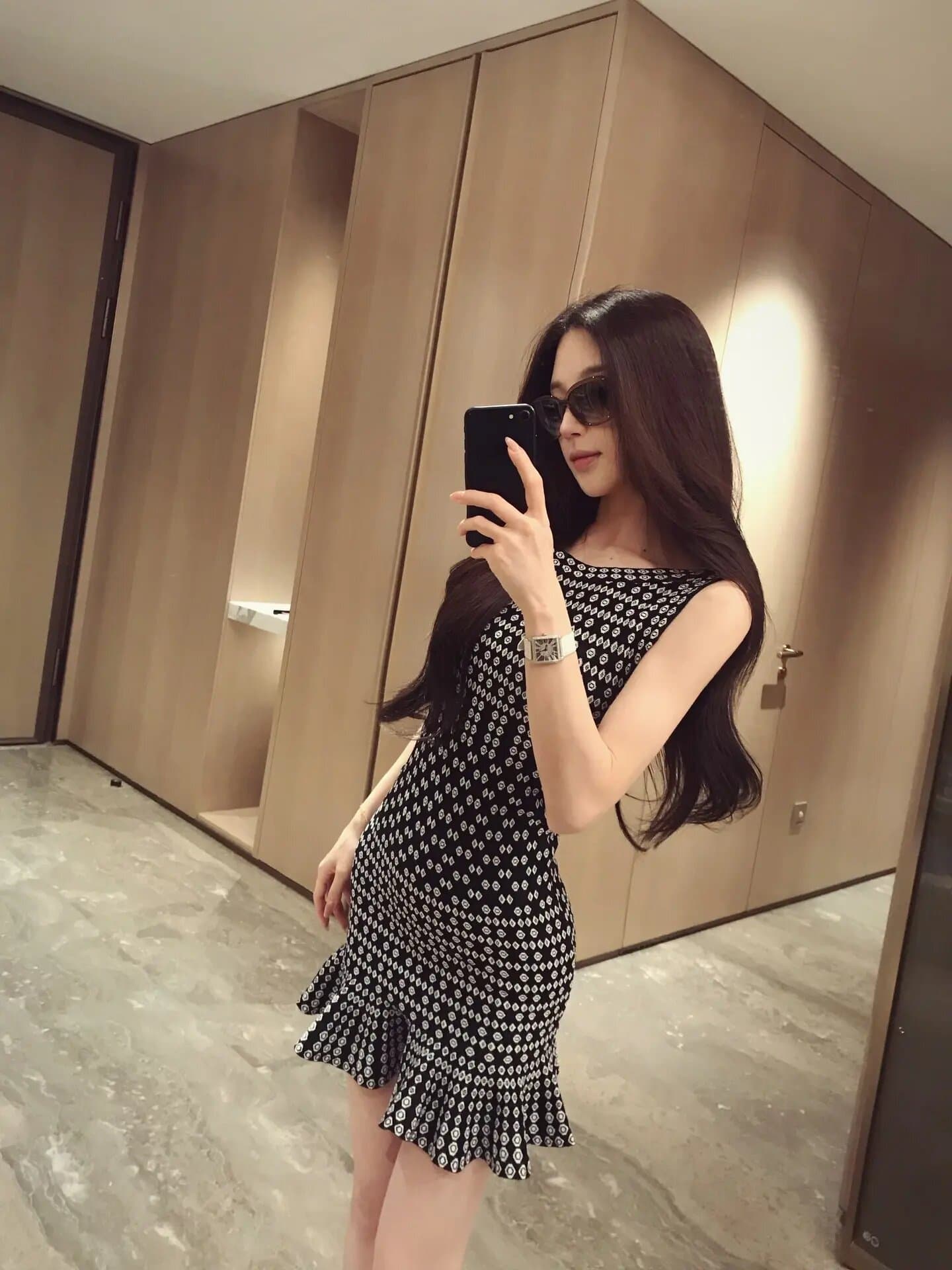 프랑스식 검정색 프린트 민소매 조끼 여성 드레스 여름 작은 샤넬 스타일 로얄 자매 아름다운 몸매 가꾸기 타이트 스커트 미니 스커트 상세 이미지 1