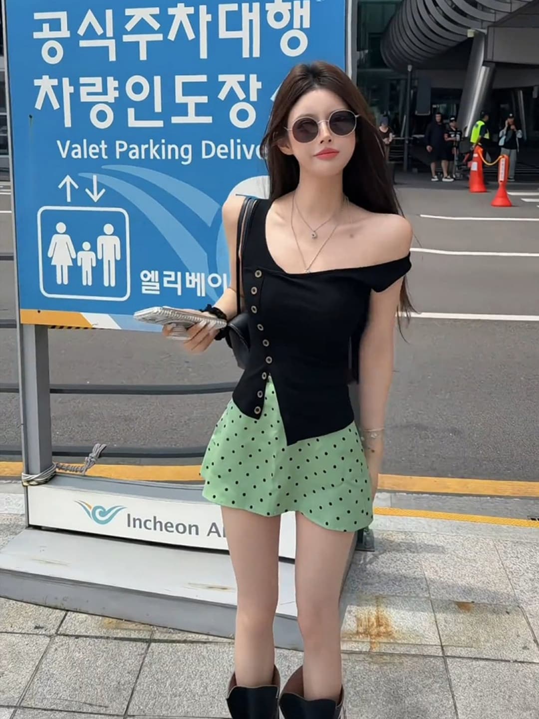 검정색 불규칙 디자인 센스 비스듬한 어깨 캐미솔 여름 외출용 몸매 가꾸기 슬림해 보이는 쇼트 스타일 트임 민소매 맨위 이미지 3