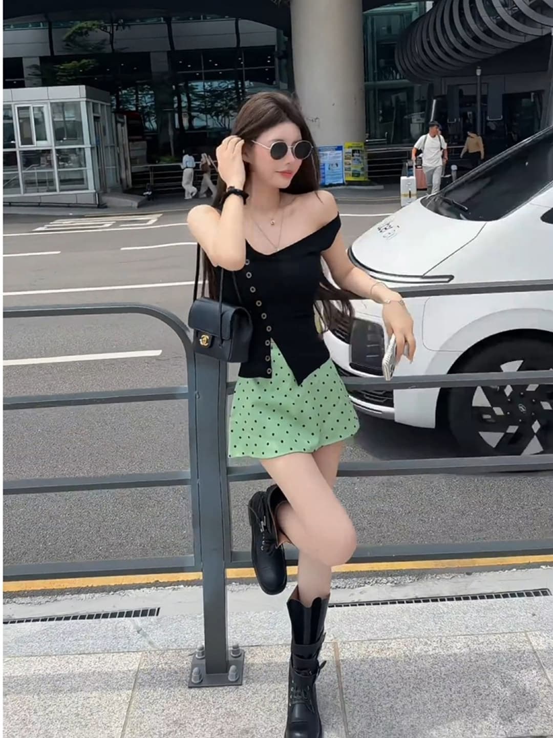 검정색 불규칙 디자인 센스 비스듬한 어깨 캐미솔 여름 외출용 몸매 가꾸기 슬림해 보이는 쇼트 스타일 트임 민소매 맨위 이미지 5
