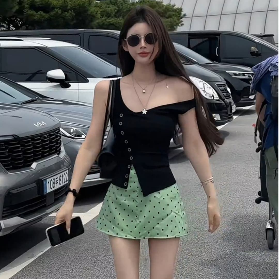 검정색 불규칙 디자인 센스 비스듬한 어깨 캐미솔 여름 외출용 몸매 가꾸기 슬림해 보이는 쇼트 스타일 트임 민소매 맨위 이미지 6