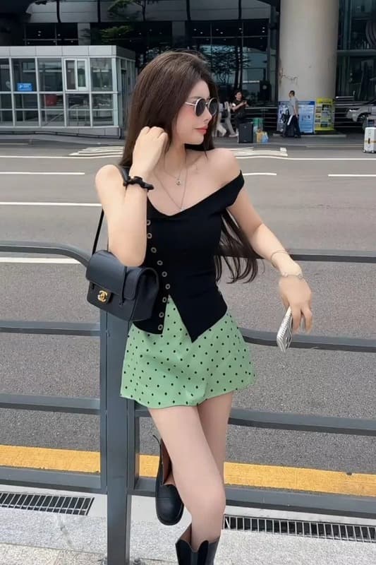검정색 불규칙 디자인 센스 비스듬한 어깨 캐미솔 여름 외출용 몸매 가꾸기 슬림해 보이는 쇼트 스타일 트임 민소매 맨위 이미지 7