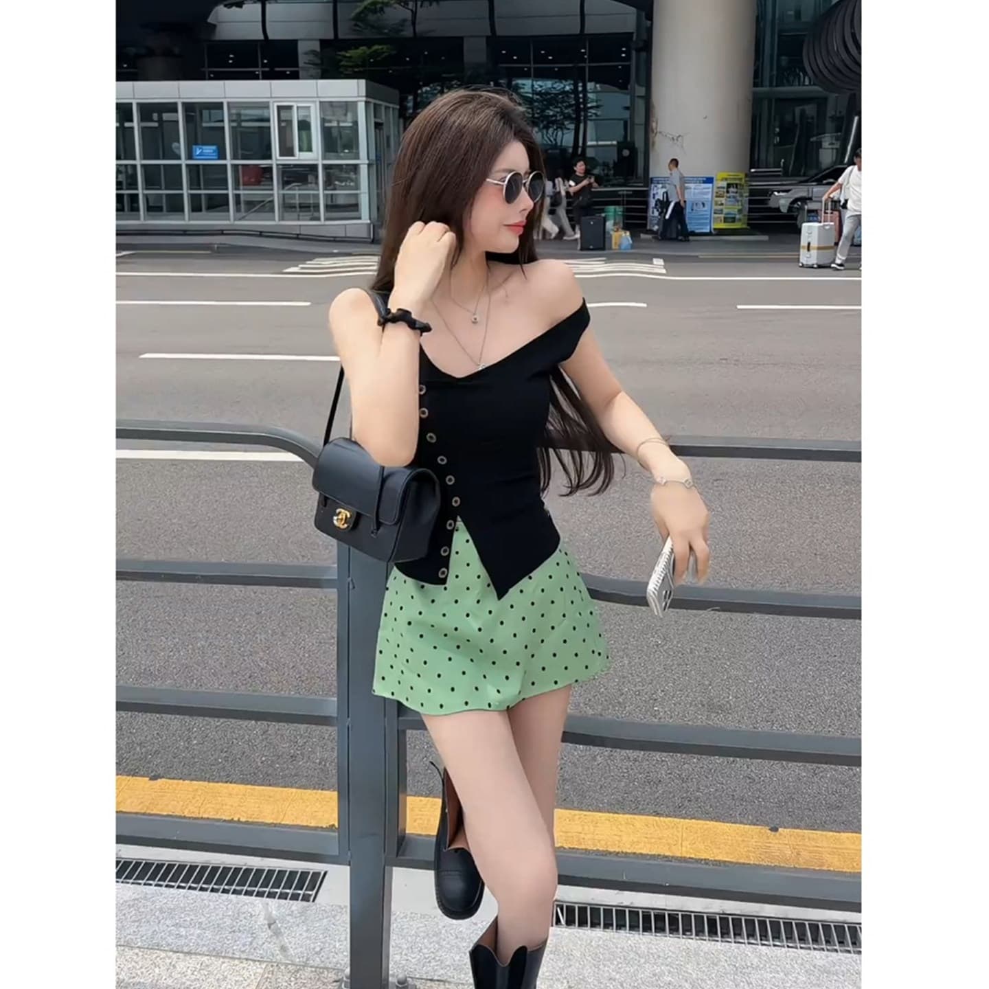 검정색 불규칙 디자인 센스 비스듬한 어깨 캐미솔 여름 외출용 몸매 가꾸기 슬림해 보이는 쇼트 스타일 트임 민소매 맨위 상세 이미지 1