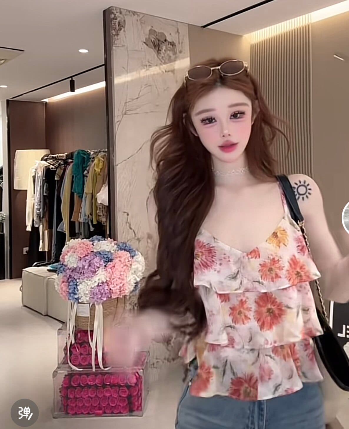 2026 여름 새로운 레트로 V넥 허리 수축 슬림해 보이는 꽃무늬 조끼 맨위 조류 소녀 슬림해 보이는 세련된 품격 슬립 이미지 3