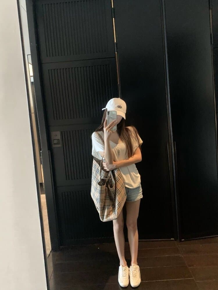 화이트 V넥 반팔 티셔츠 여성 여름 프랑스식 한 부서 루즈핏 슬림해 보이는 품격 캐주얼 느긋한 바람 느슨함 센스 맨위 이미지 4