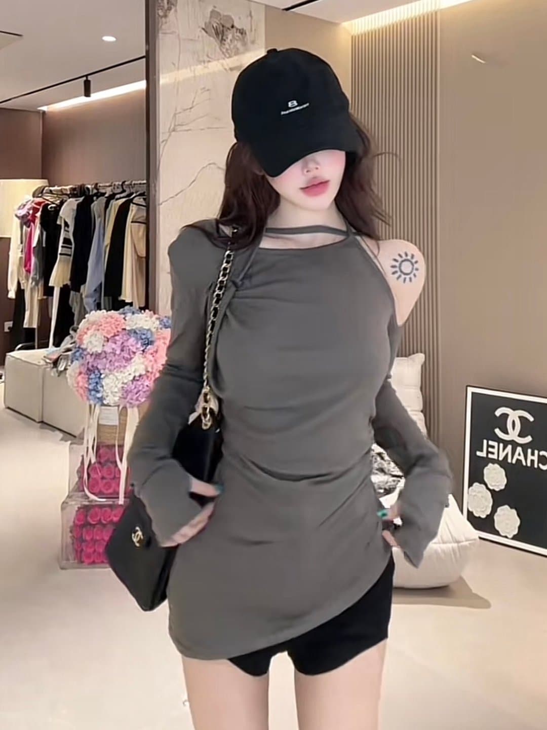회색 불규칙 페이크 레이어드 디자인 센스 트임 긴팔 자외선 차단 티셔츠 여성 여름 몸매 가꾸기 슬림해 보이는 오프숄더 맨위 이미지 4