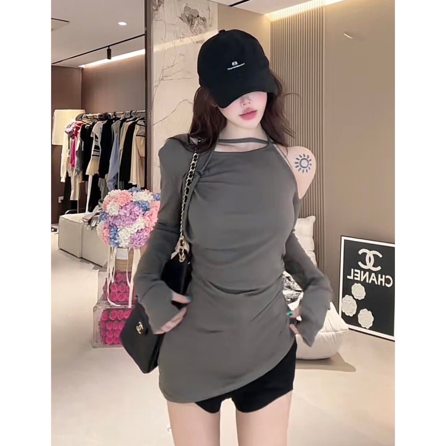 회색 불규칙 페이크 레이어드 디자인 센스 트임 긴팔 자외선 차단 티셔츠 여성 여름 몸매 가꾸기 슬림해 보이는 오프숄더 맨위 상세 이미지 3