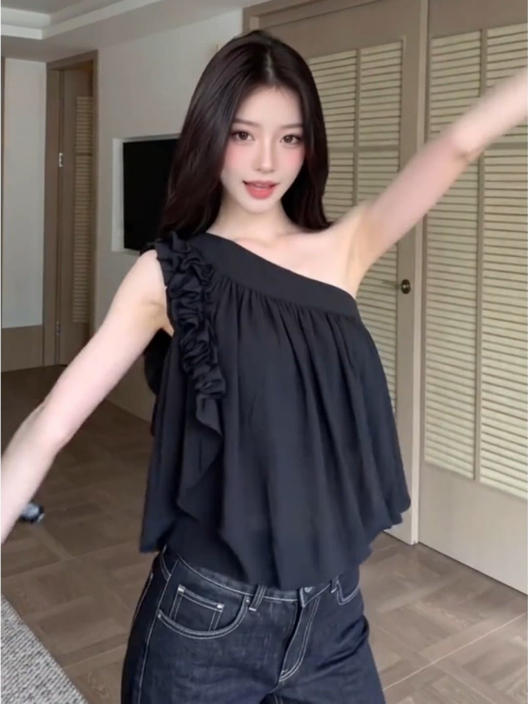 검정색 불규칙 프릴 비스듬한 어깨 조끼 여성 여름 외출용 디자인 센스 작은 대중 루즈핏 슬림해 보이는 오프숄더 맨위 이미지 4