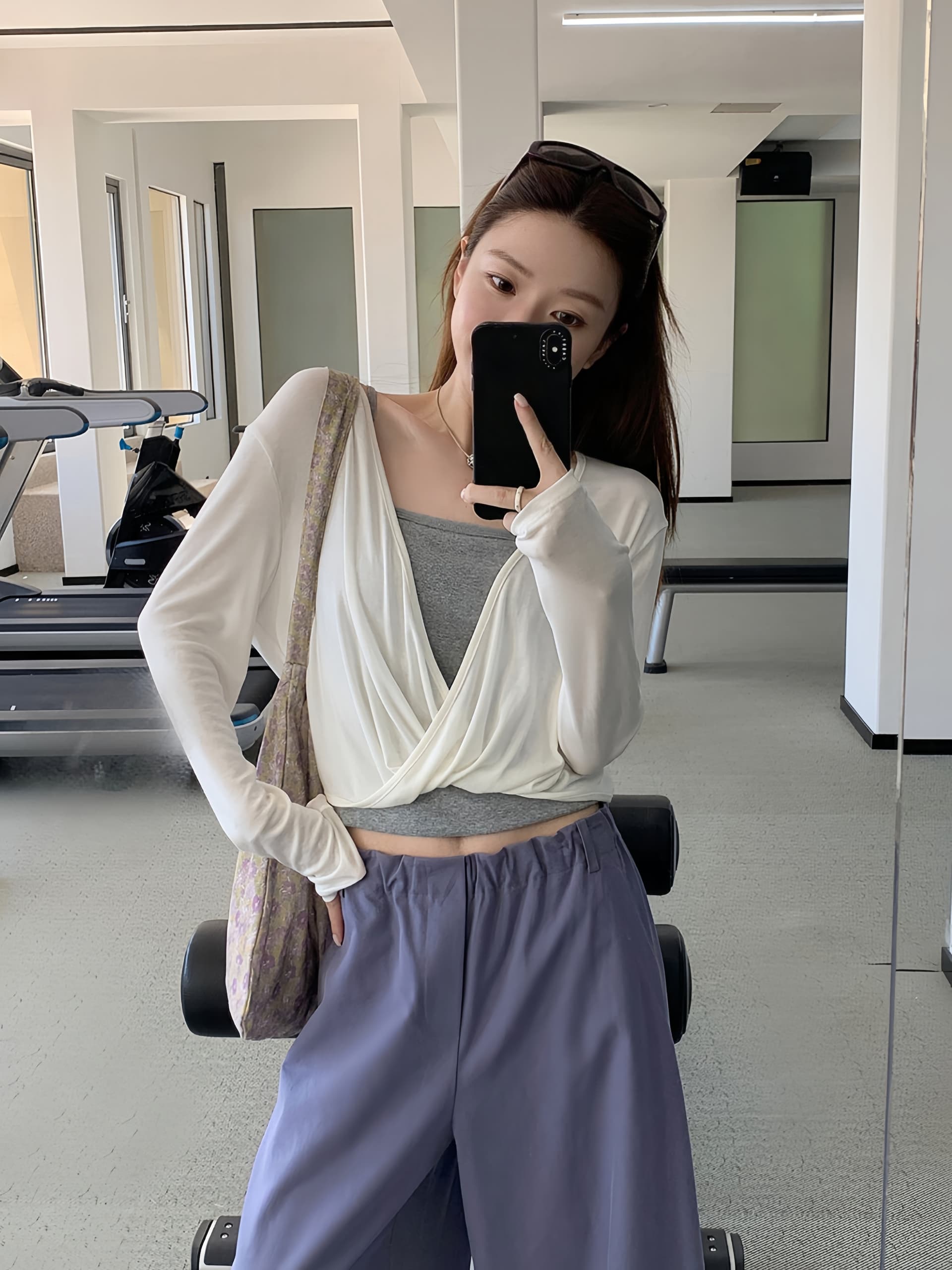 달콤한 차가운 느슨함 바람 흔들다 칼라 페이크 레이어드 긴팔 티셔츠 여성 의류 여름 2026 새로운 루즈핏 슬림해 보이는 불규칙 맨위 이미지 3