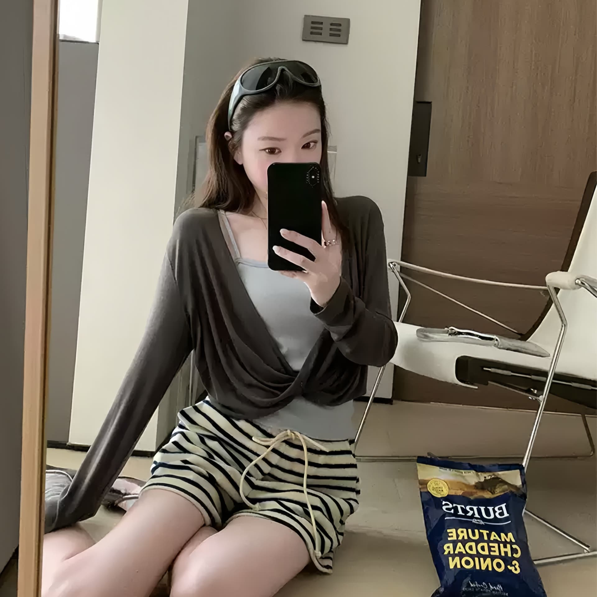 달콤한 차가운 느슨함 바람 흔들다 칼라 페이크 레이어드 긴팔 티셔츠 여성 의류 여름 2026 새로운 루즈핏 슬림해 보이는 불규칙 맨위 이미지 6
