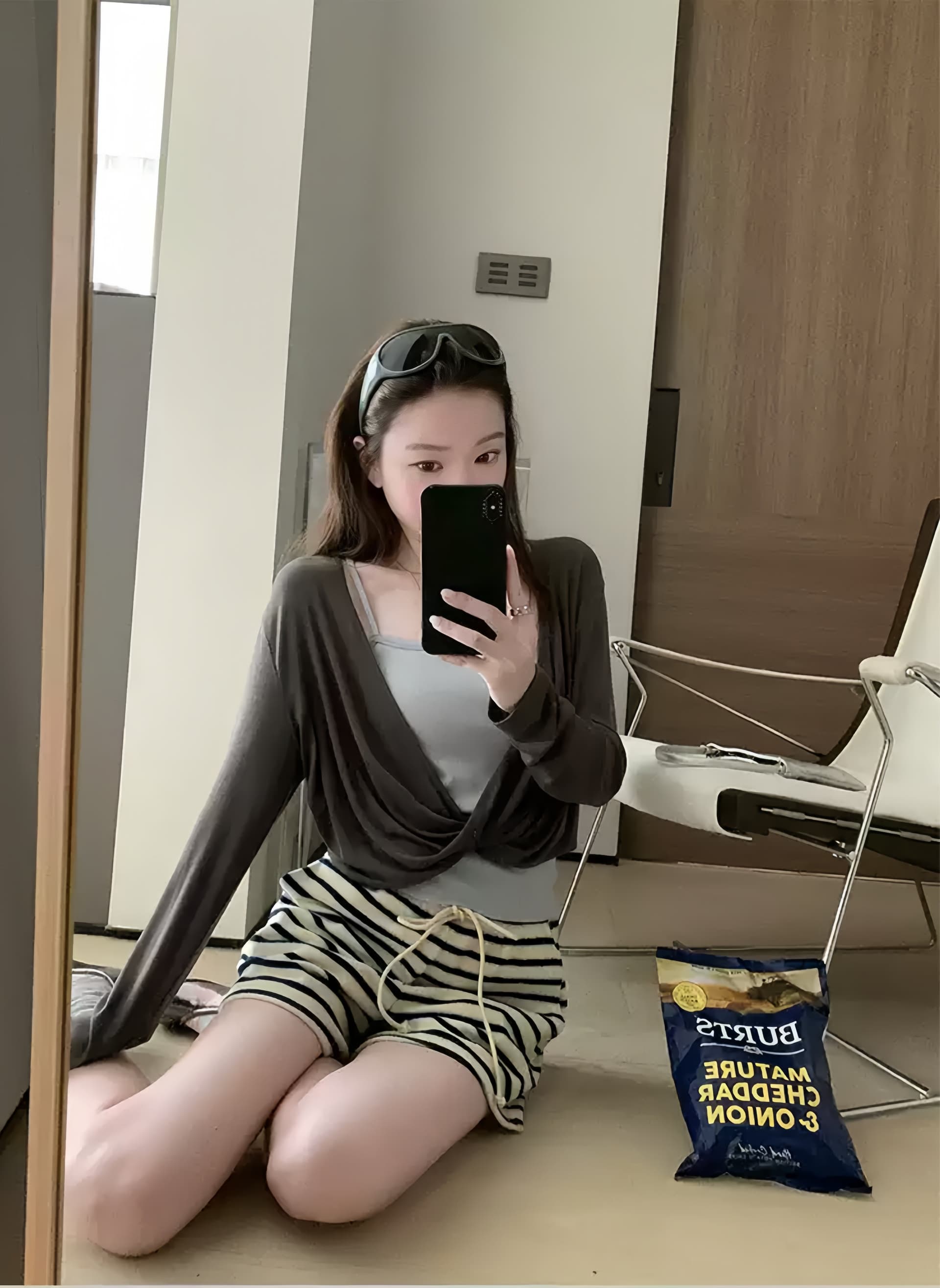 달콤한 차가운 느슨함 바람 흔들다 칼라 페이크 레이어드 긴팔 티셔츠 여성 의류 여름 2026 새로운 루즈핏 슬림해 보이는 불규칙 맨위 상세 이미지 9