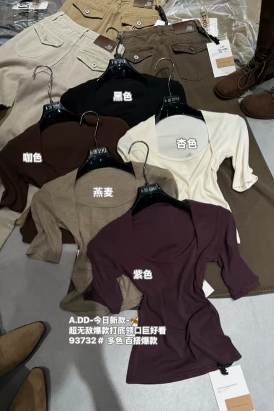 2026 가을 새로운 계절 한국 스타일 디자인 센스 순수한 욕망 어깨 u 칼라 몸매 가꾸기 슬림해 보이는 맨위 반팔 티셔츠 여성 트렌디 이미지 7